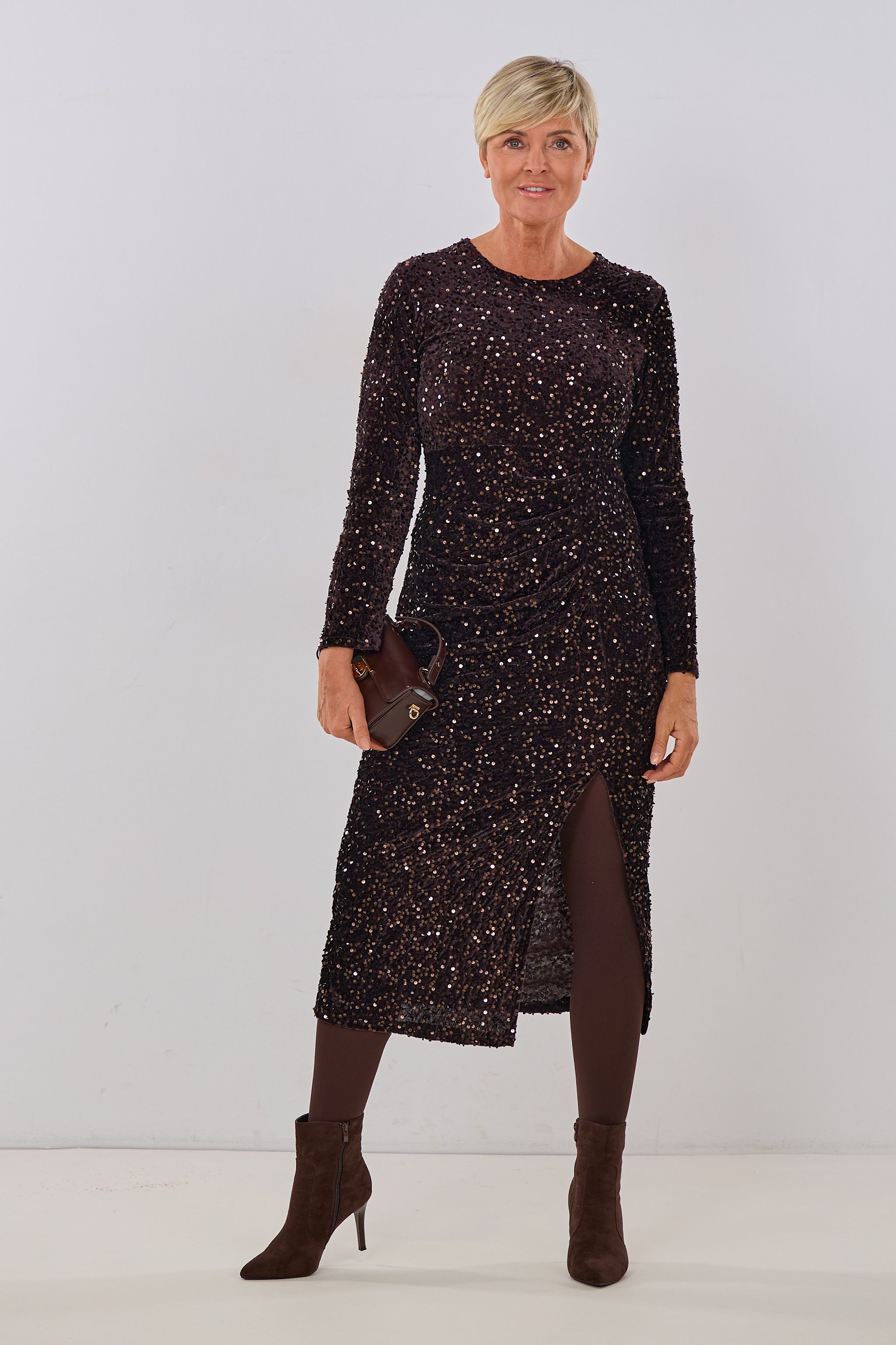 Samtkleid mit Pailletten und Raffungen, bronze