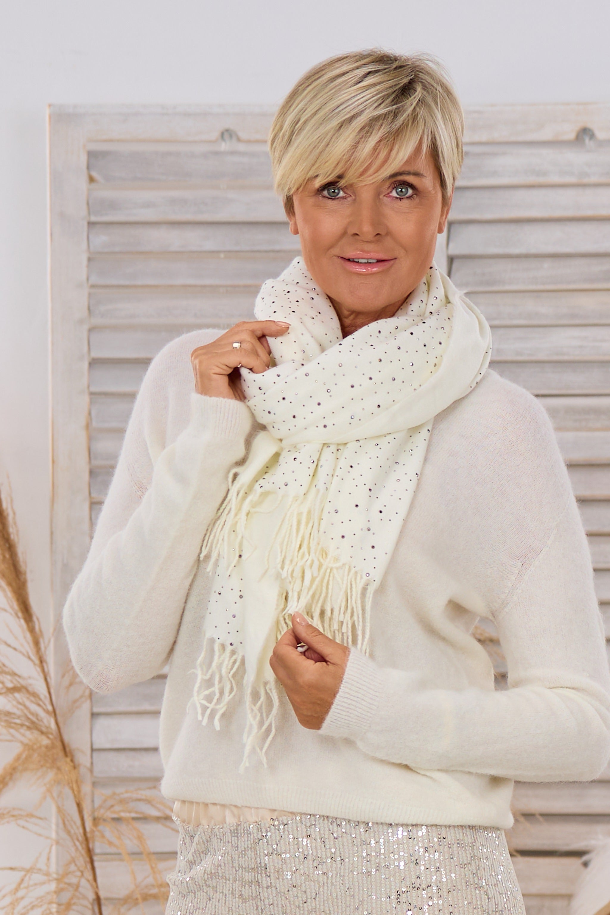 Fransenschal mit Glitzersteinchen, creme-silber