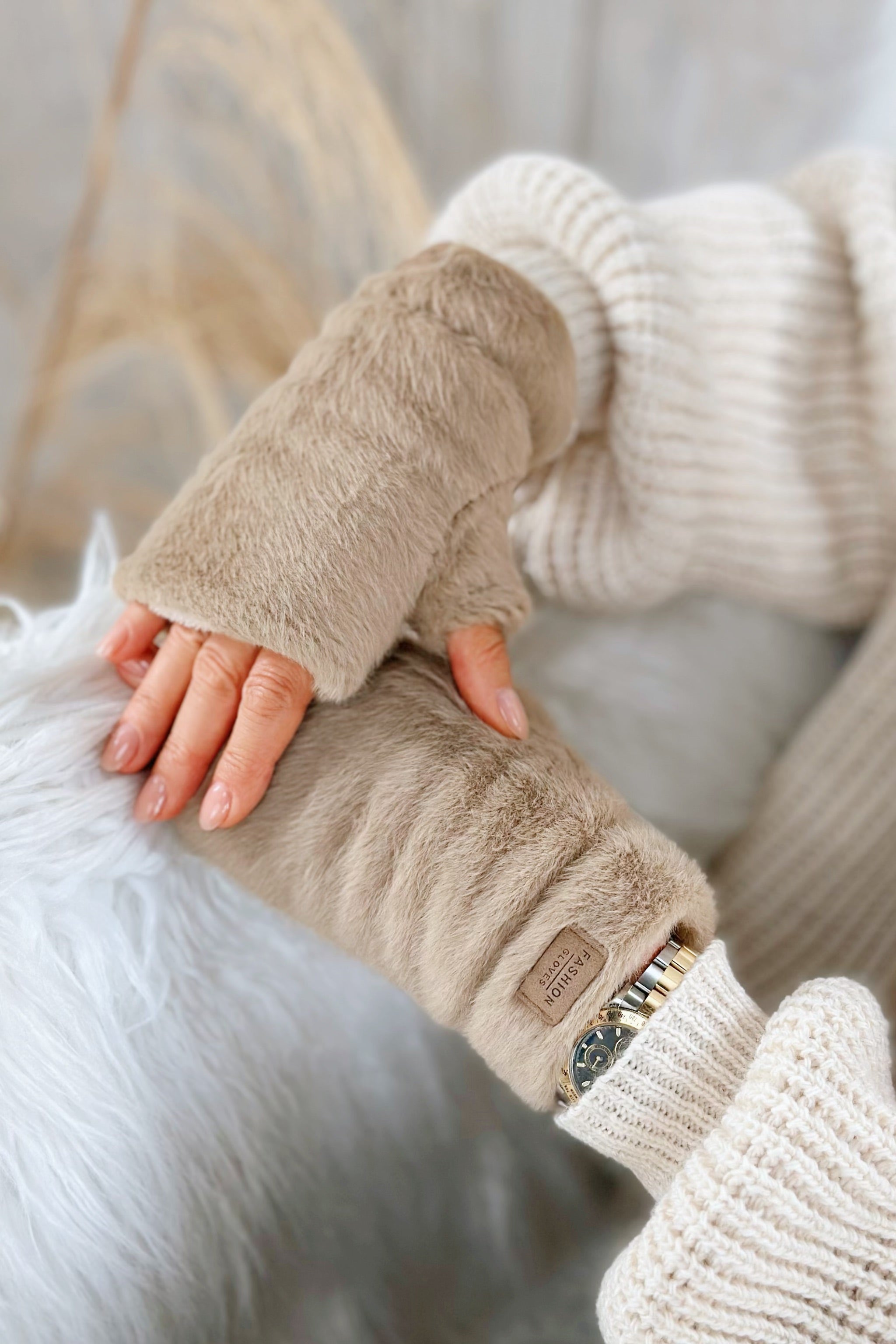 Fingerlose Handschuhe in Felloptik, taupe