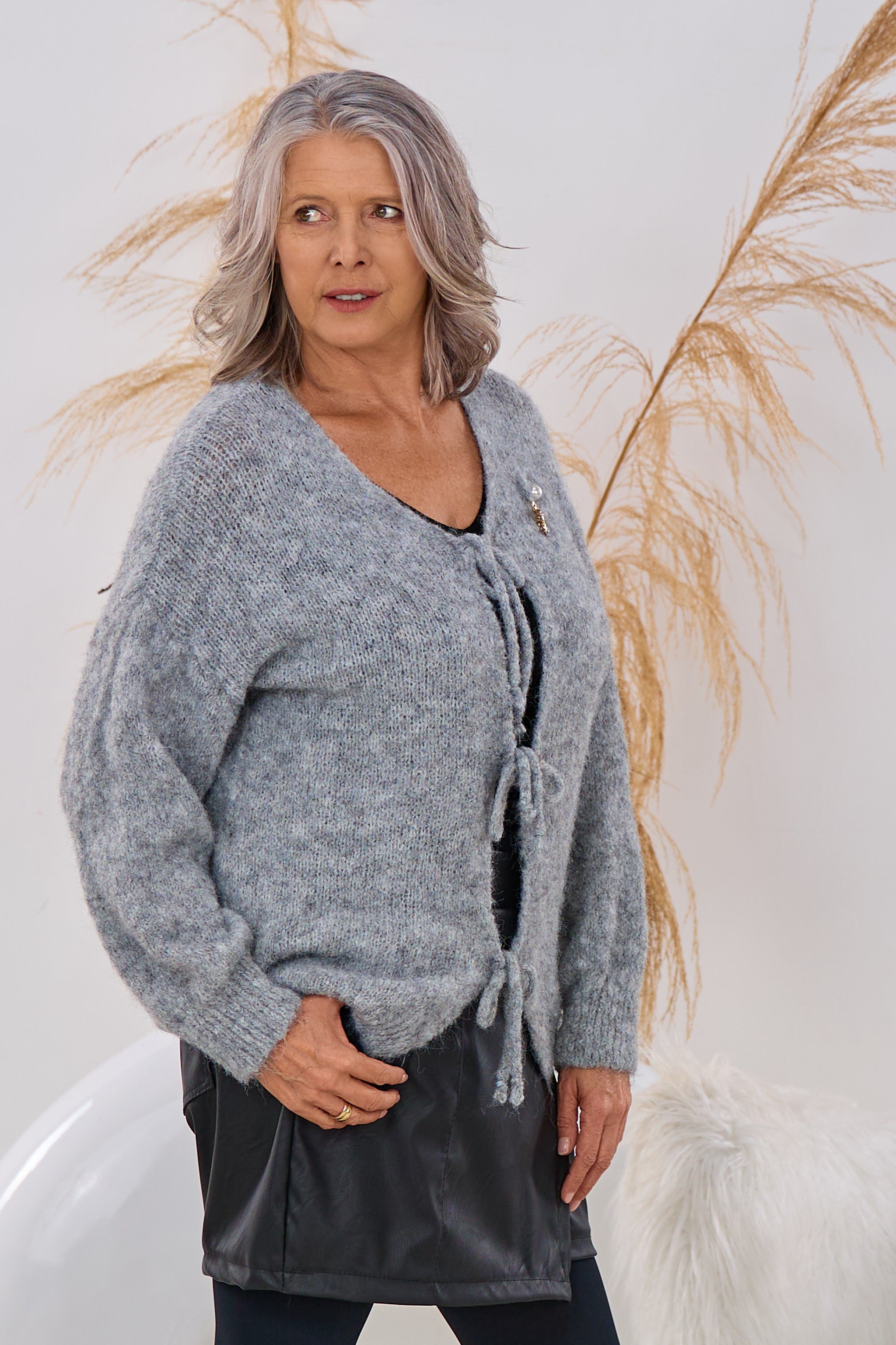 Cardigan mit Schleifen und Anstecknadel, grau