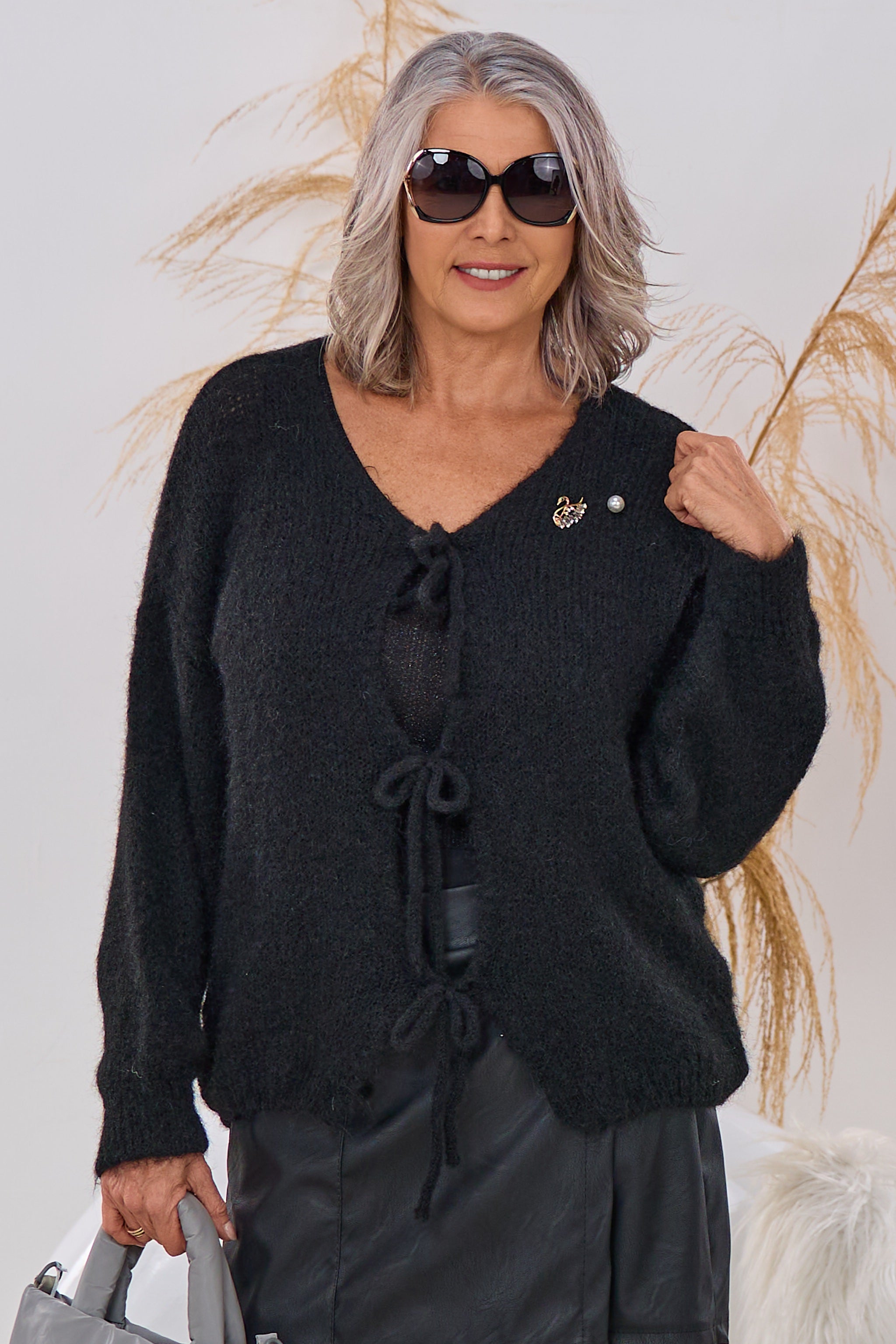 Cardigan mit Schleifen und Anstecknadel, schwarz
