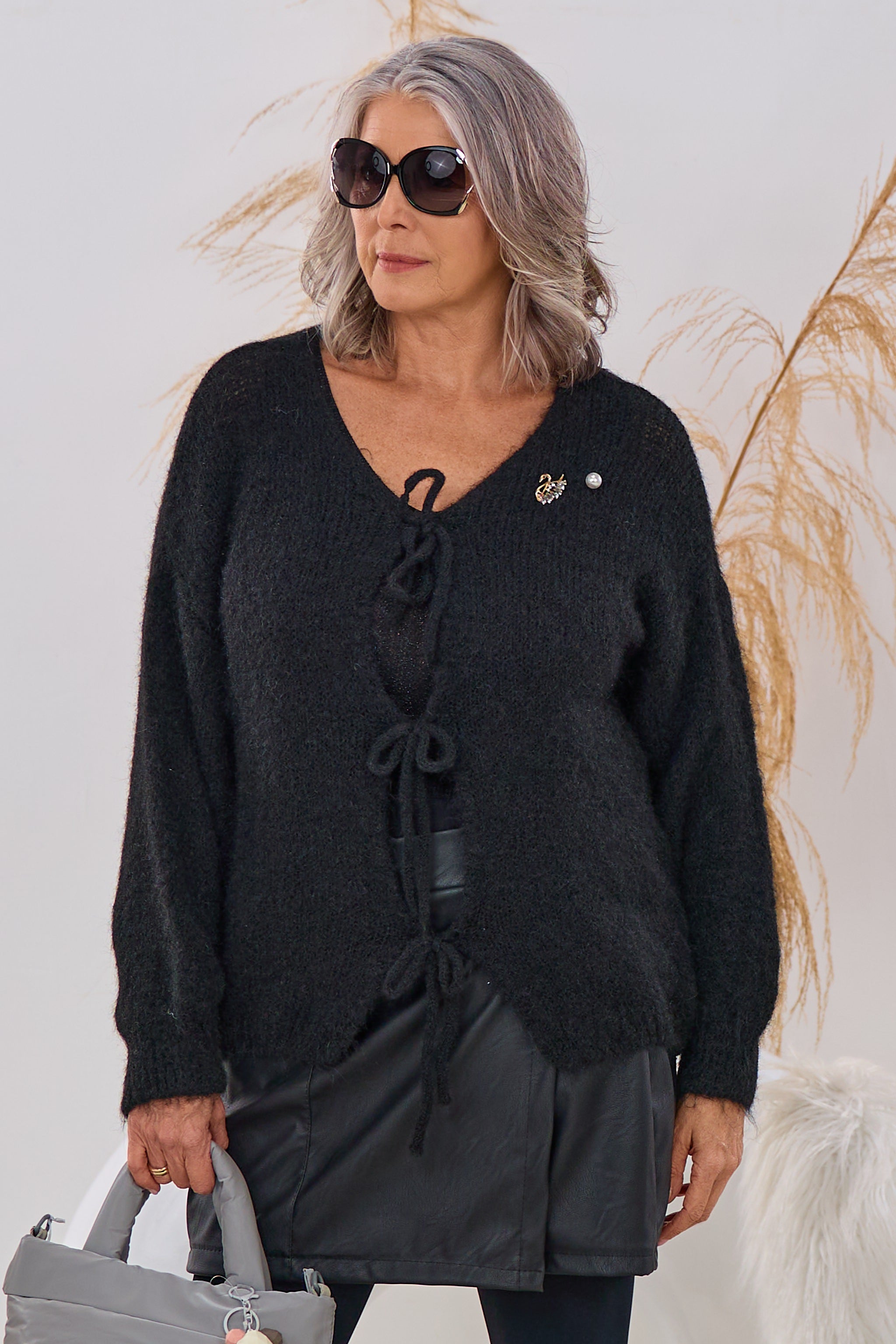 Cardigan mit Schleifen und Anstecknadel, schwarz