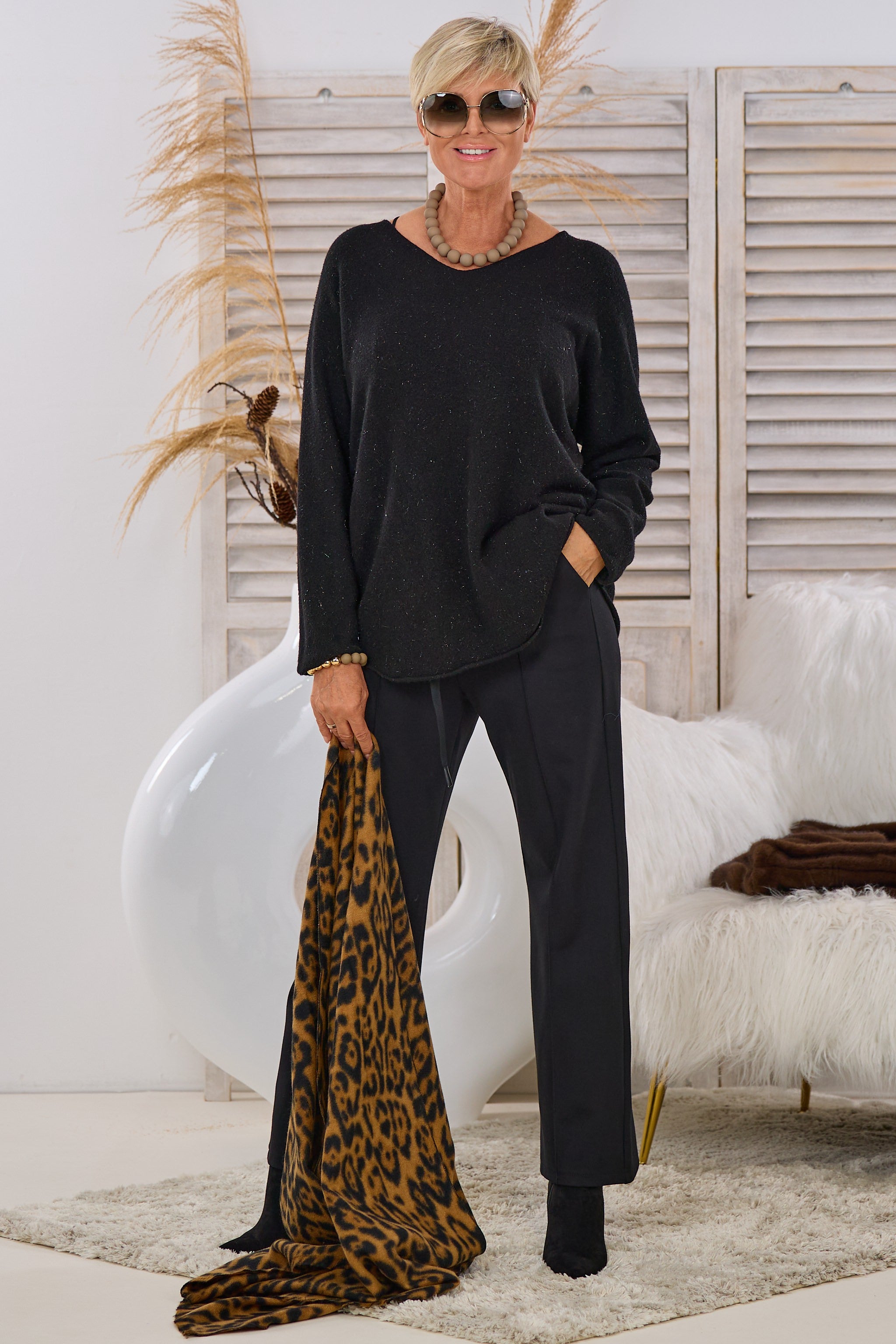 Strickpulli quergestrickt mit Silberfäden, schwarz