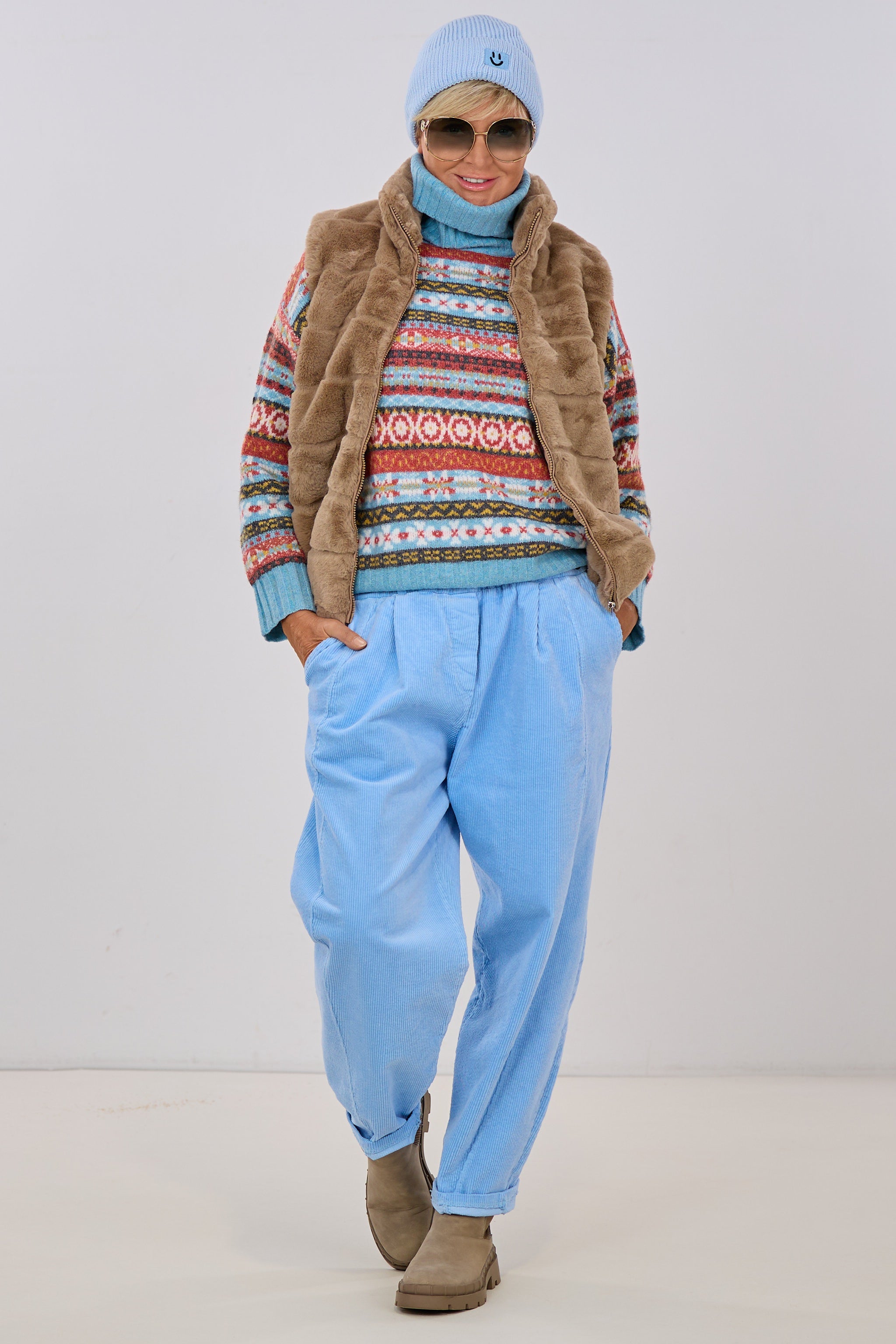 Cordhose mit Gürtel im Balloon-Style, hellblau