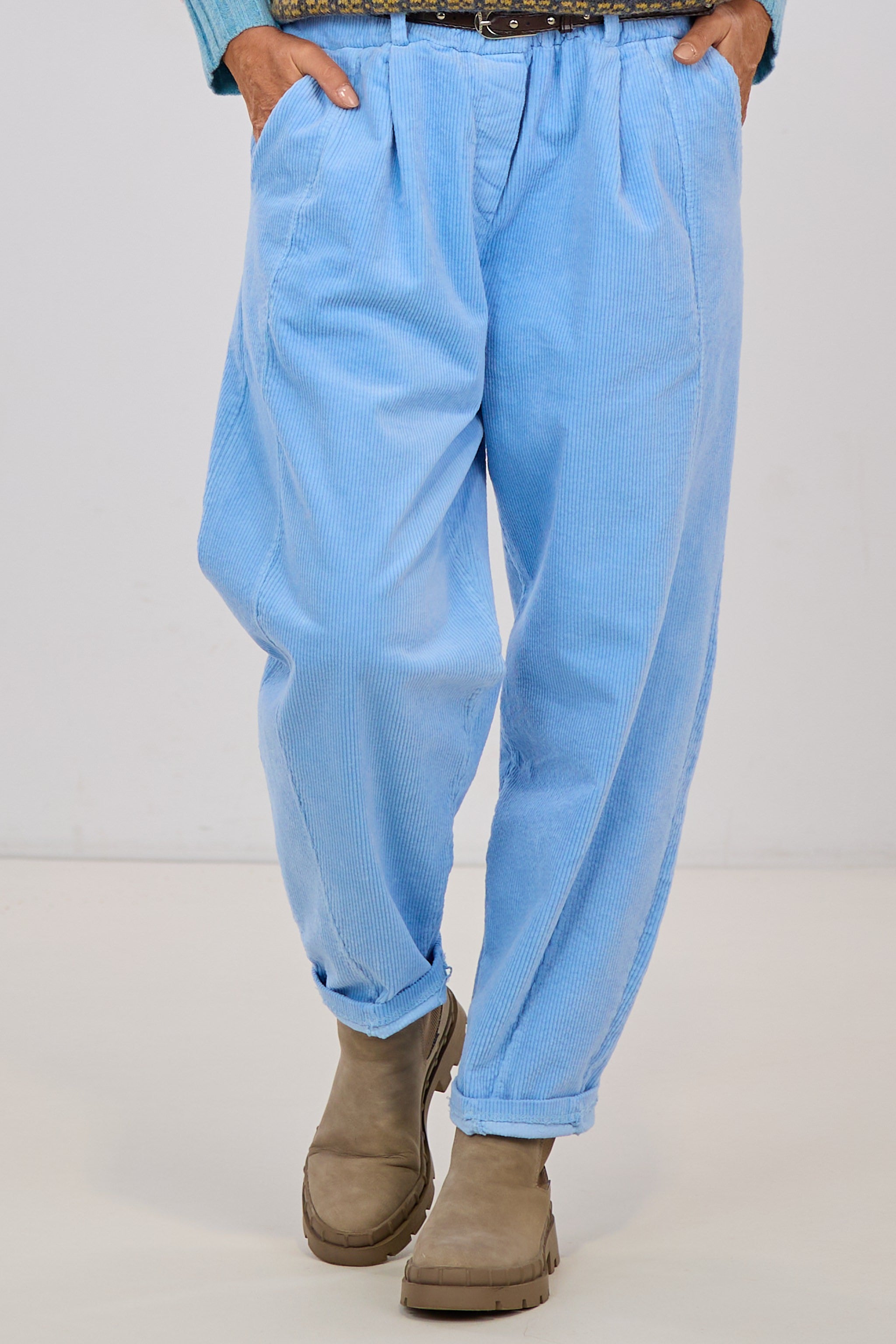 Cordhose mit Gürtel im Balloon-Style, hellblau