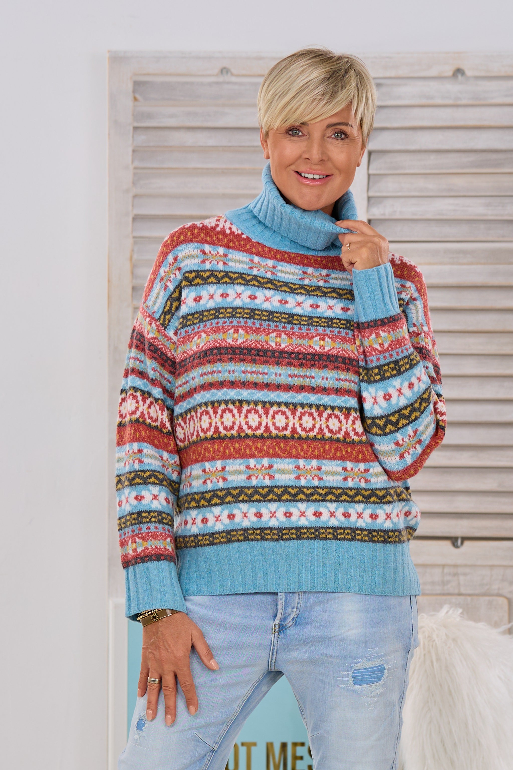 Rollkragenpullover mit Norweger-Muster, hellblau-rostrot