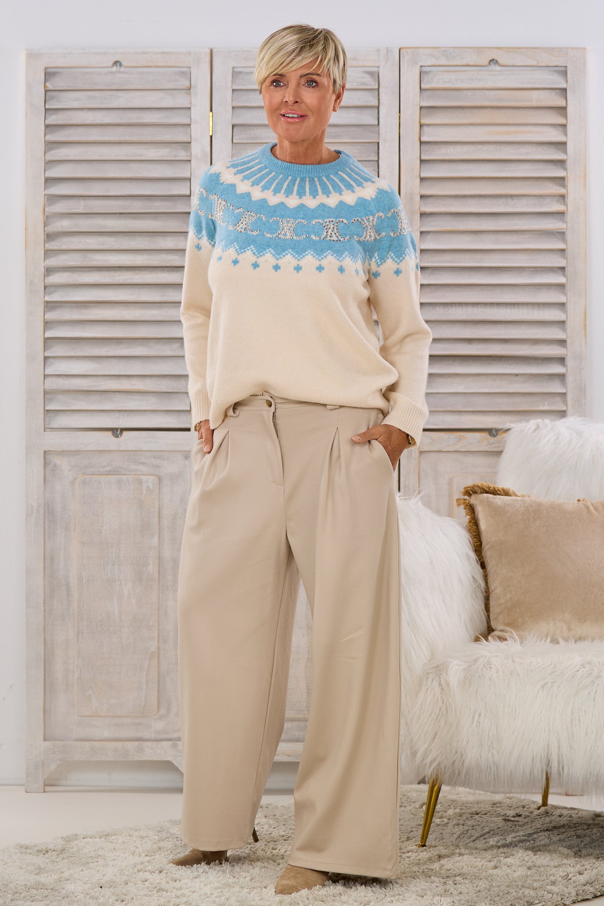 Strickpulli mit Norweger-Muster und Strasssteinen, creme-hellblau