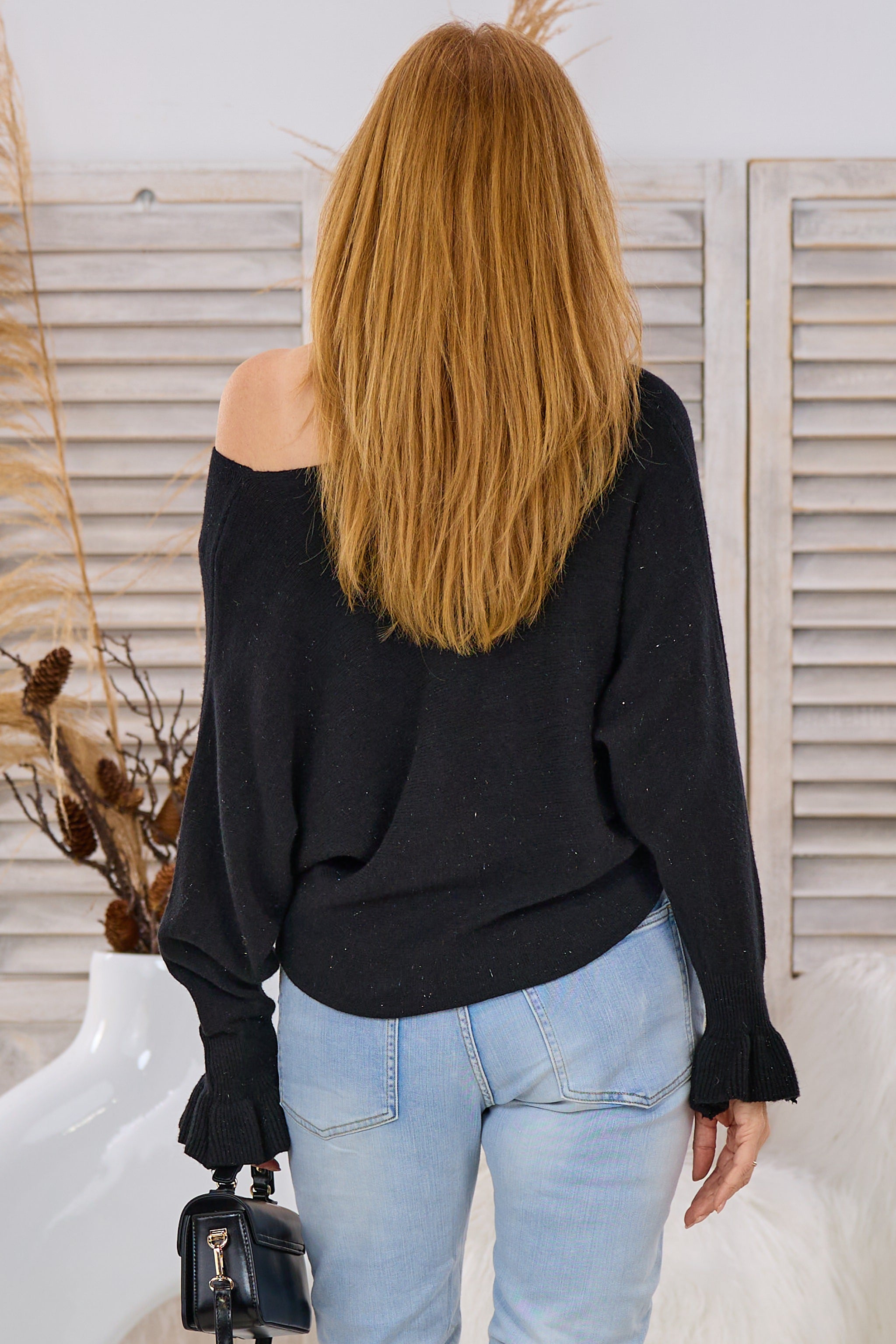 Strickpulli mit Silberfäden und Rüschenärmeln, schwarz