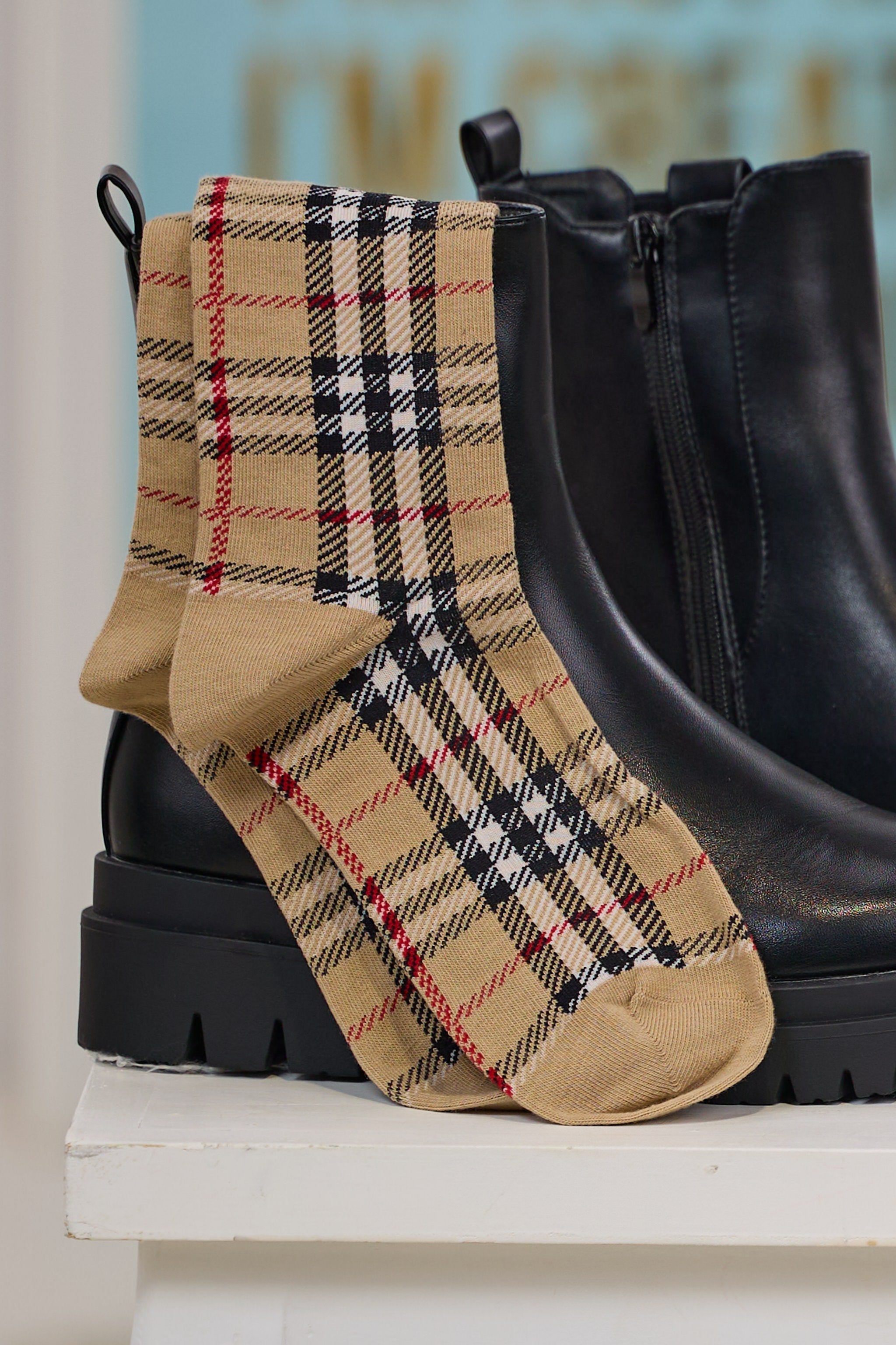 Socken mit schönem Muster, camel-schwarz-rot