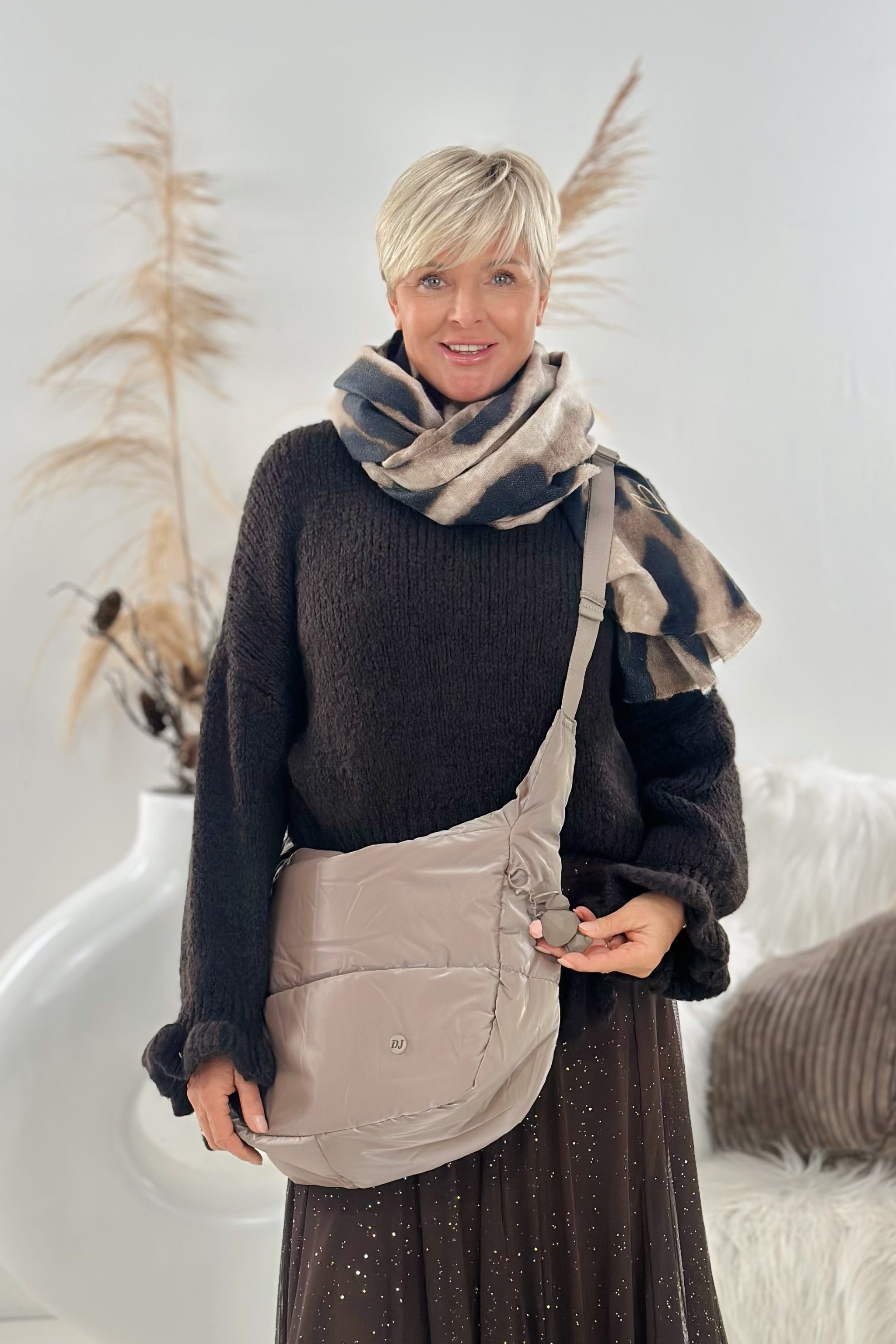 Umhängetasche mit Anhänger, taupe-glänzend