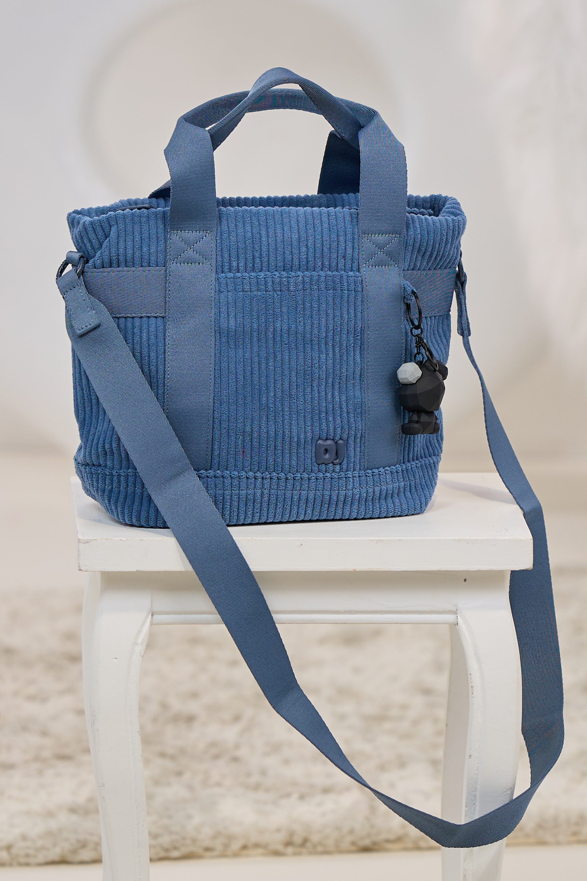 Cord Tasche mit Anhänger, taubenblau