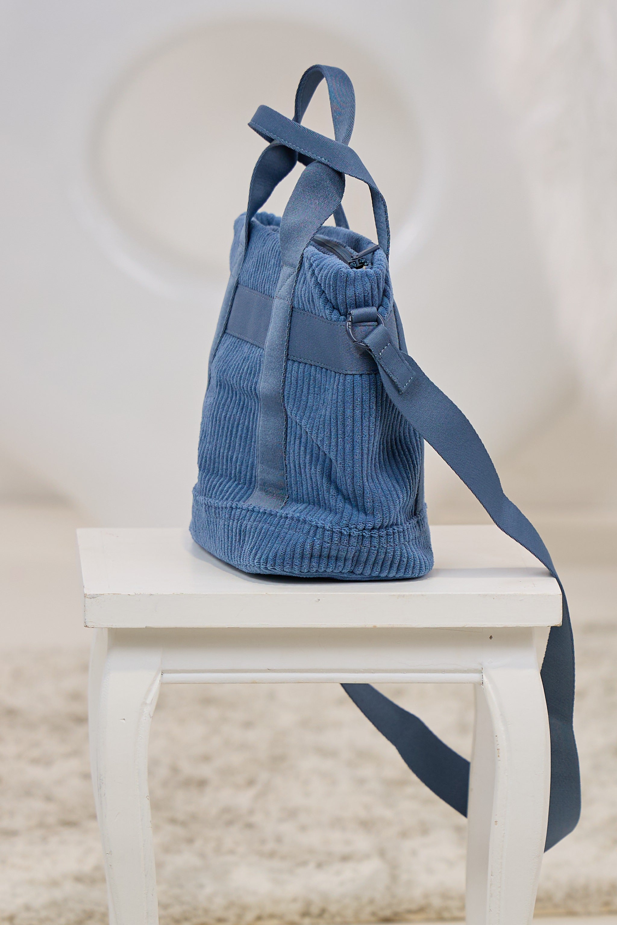 Cord Tasche mit Anhänger, taubenblau