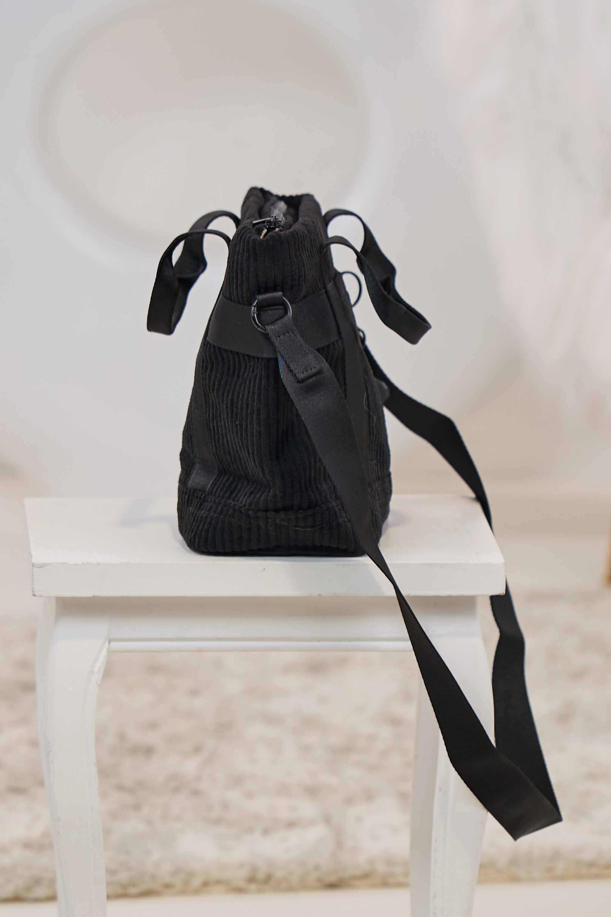 Cord Tasche mit Anhänger, schwarz