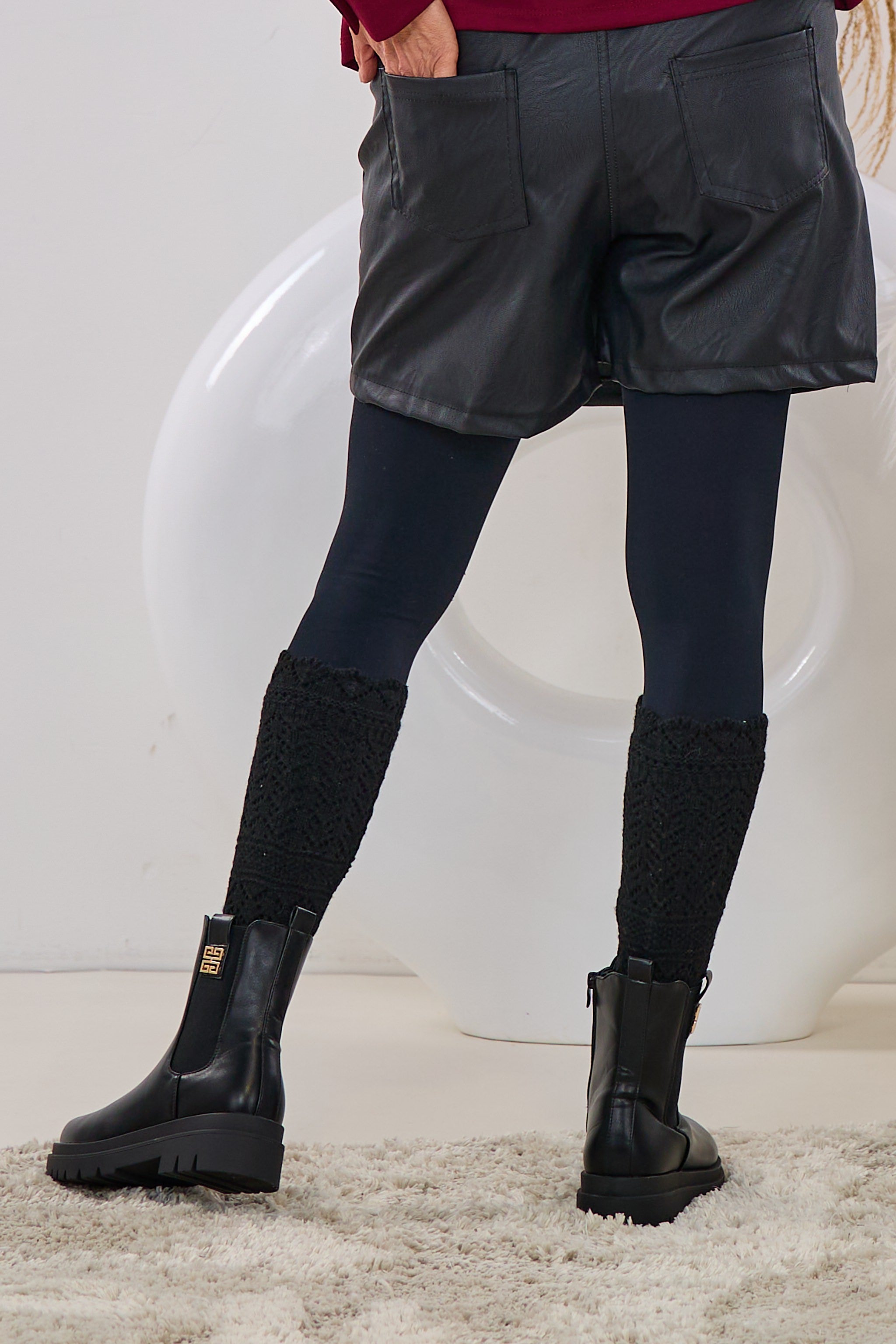 Kurzer Hosenrock in Lederoptik, schwarz