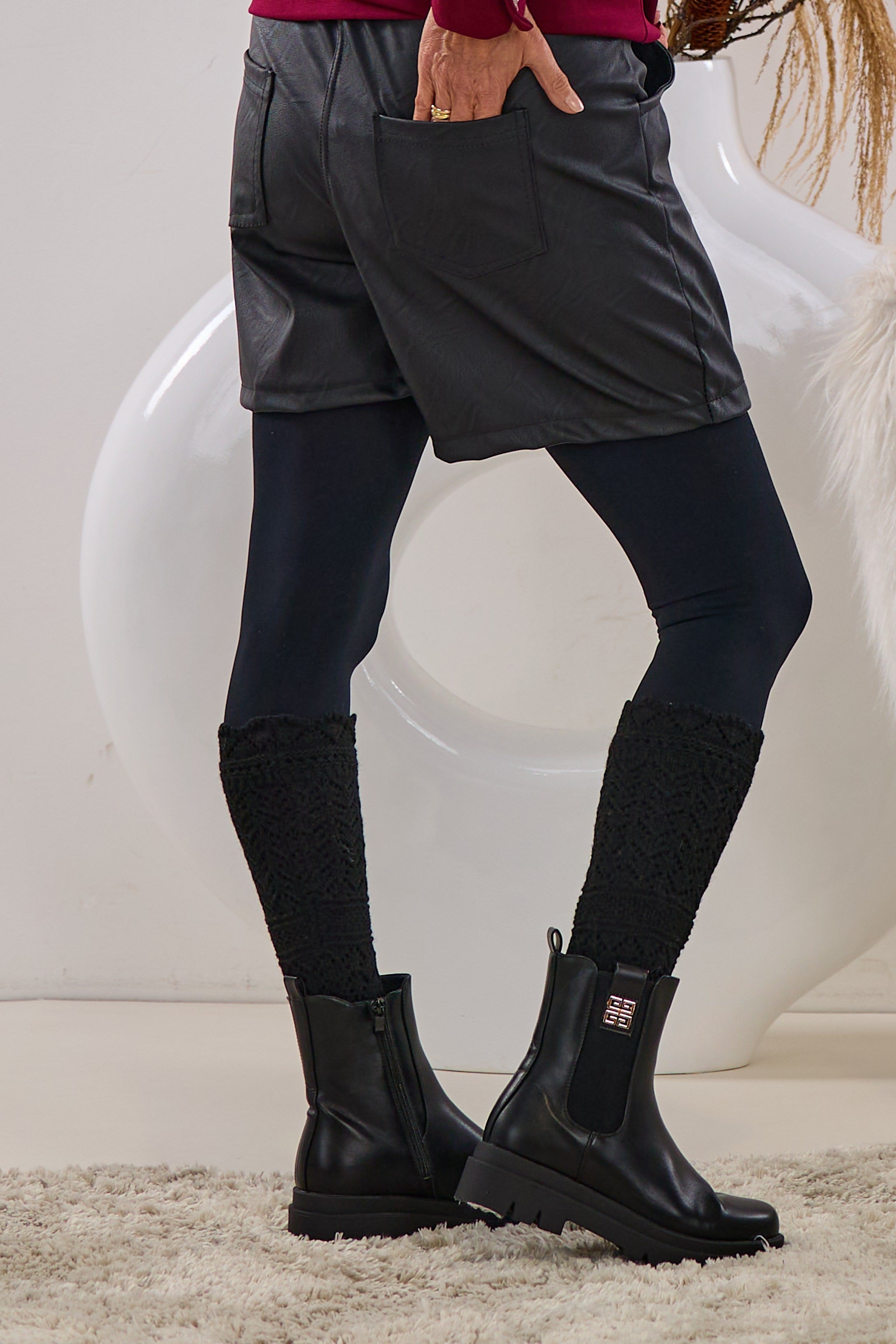 Kurzer Hosenrock in Lederoptik, schwarz