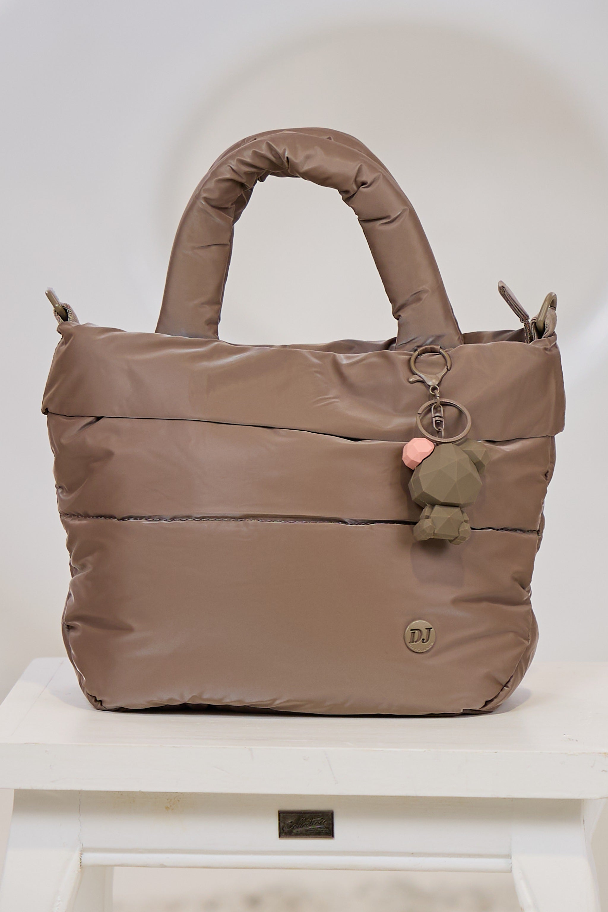 Henkeltasche mit Anhänger, taupe-glänzend