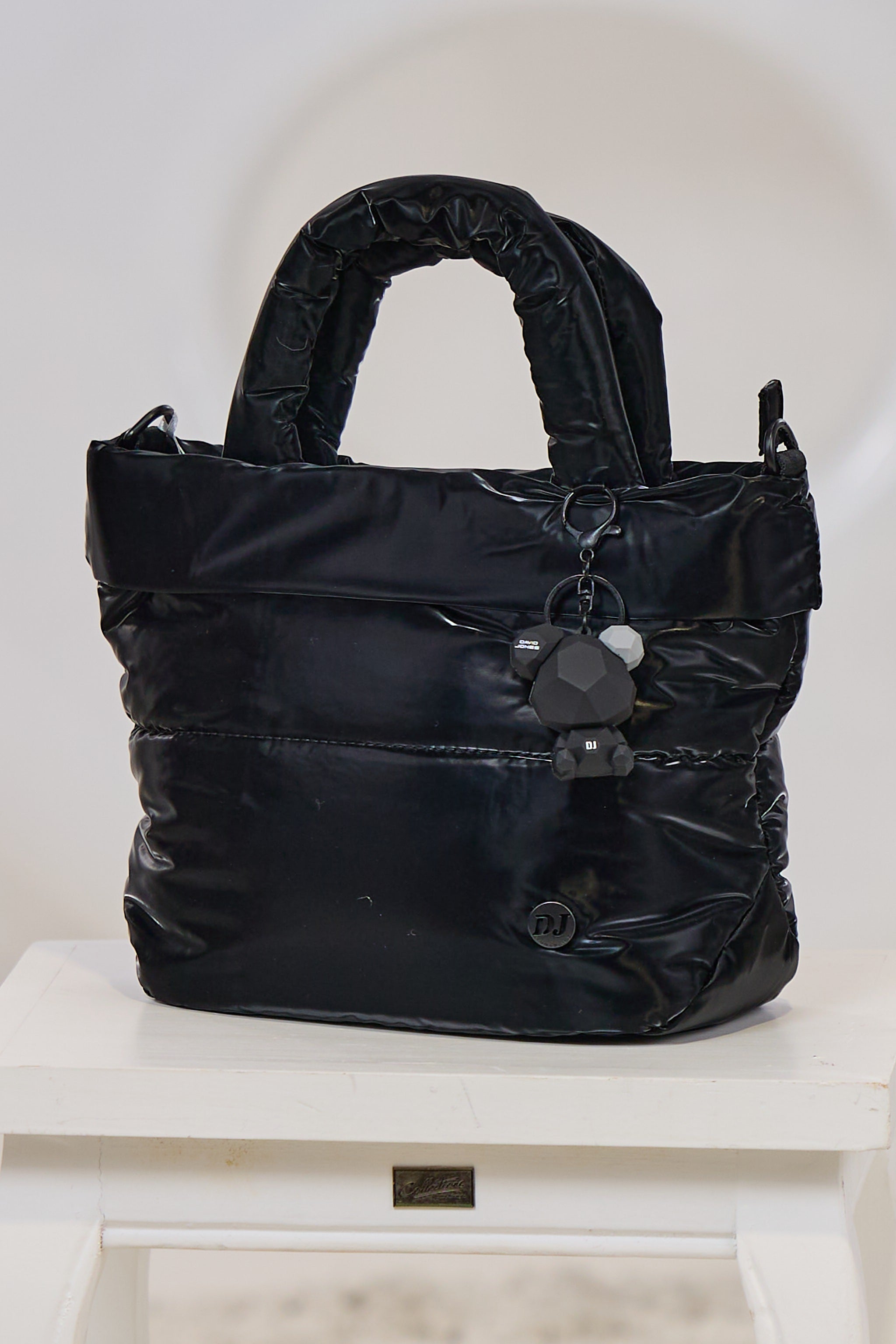 Henkeltasche mit Anhänger, schwarz-glänzend