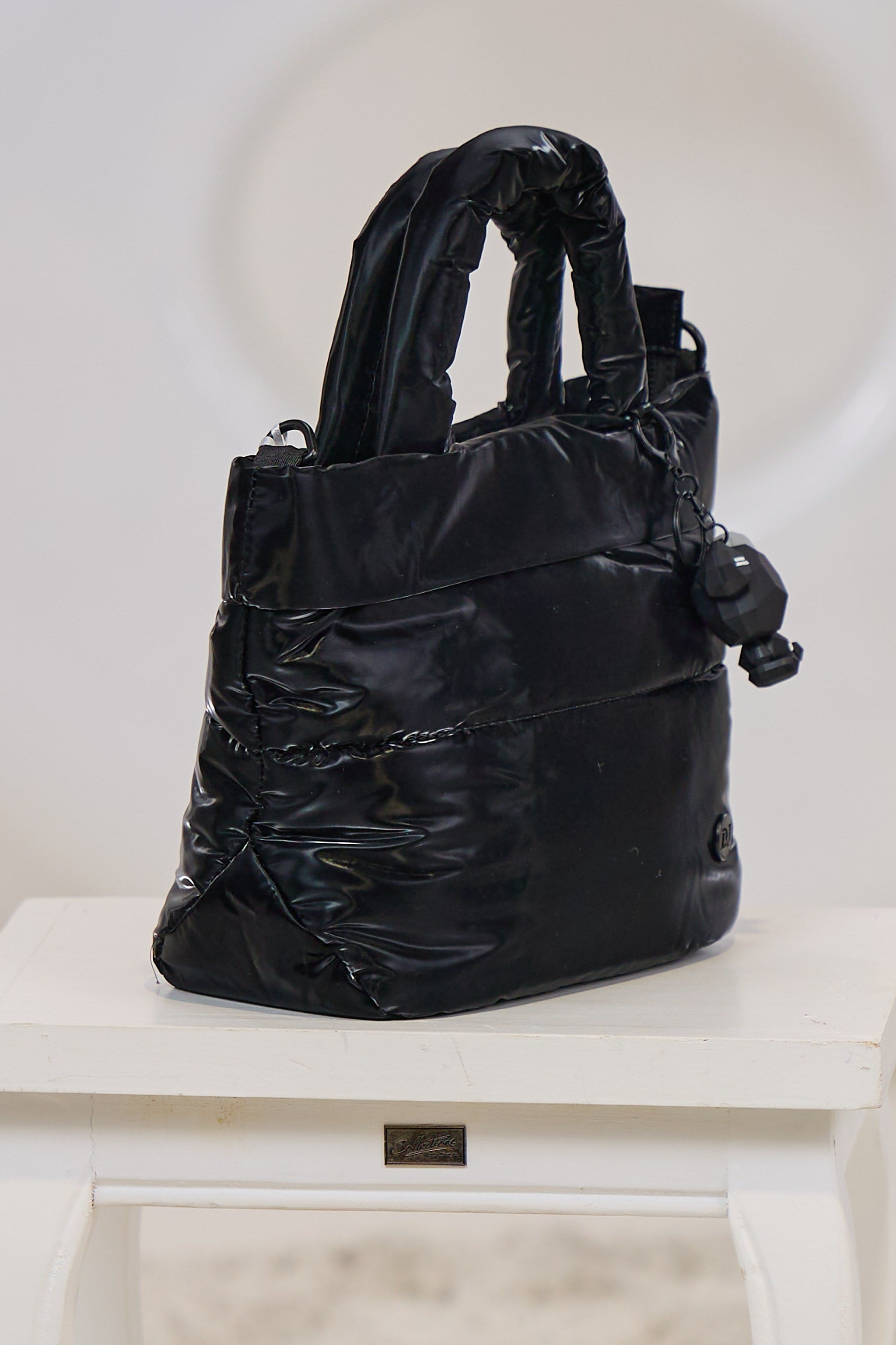 Henkeltasche mit Anhänger, schwarz-glänzend