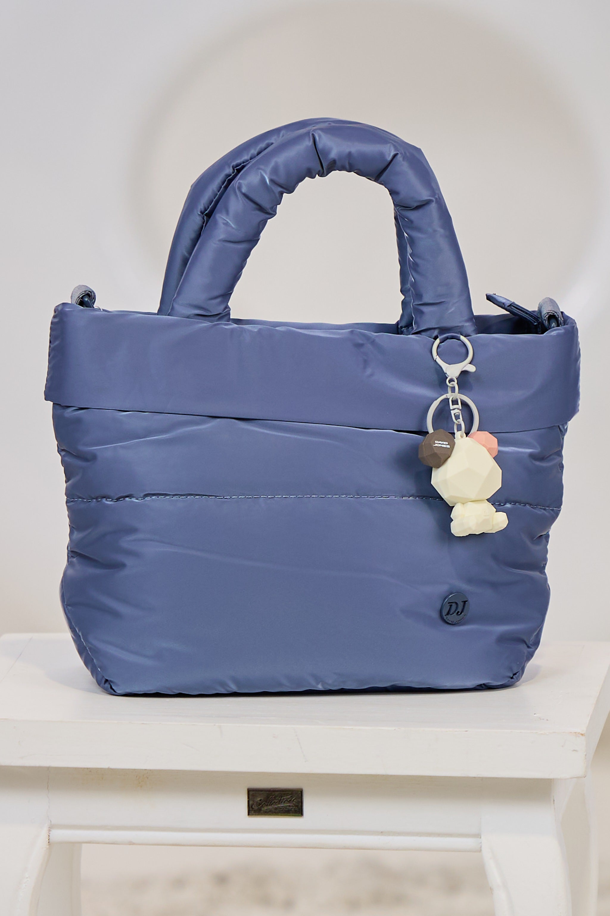 Henkeltasche mit Anhänger, taubenblau-glänzend