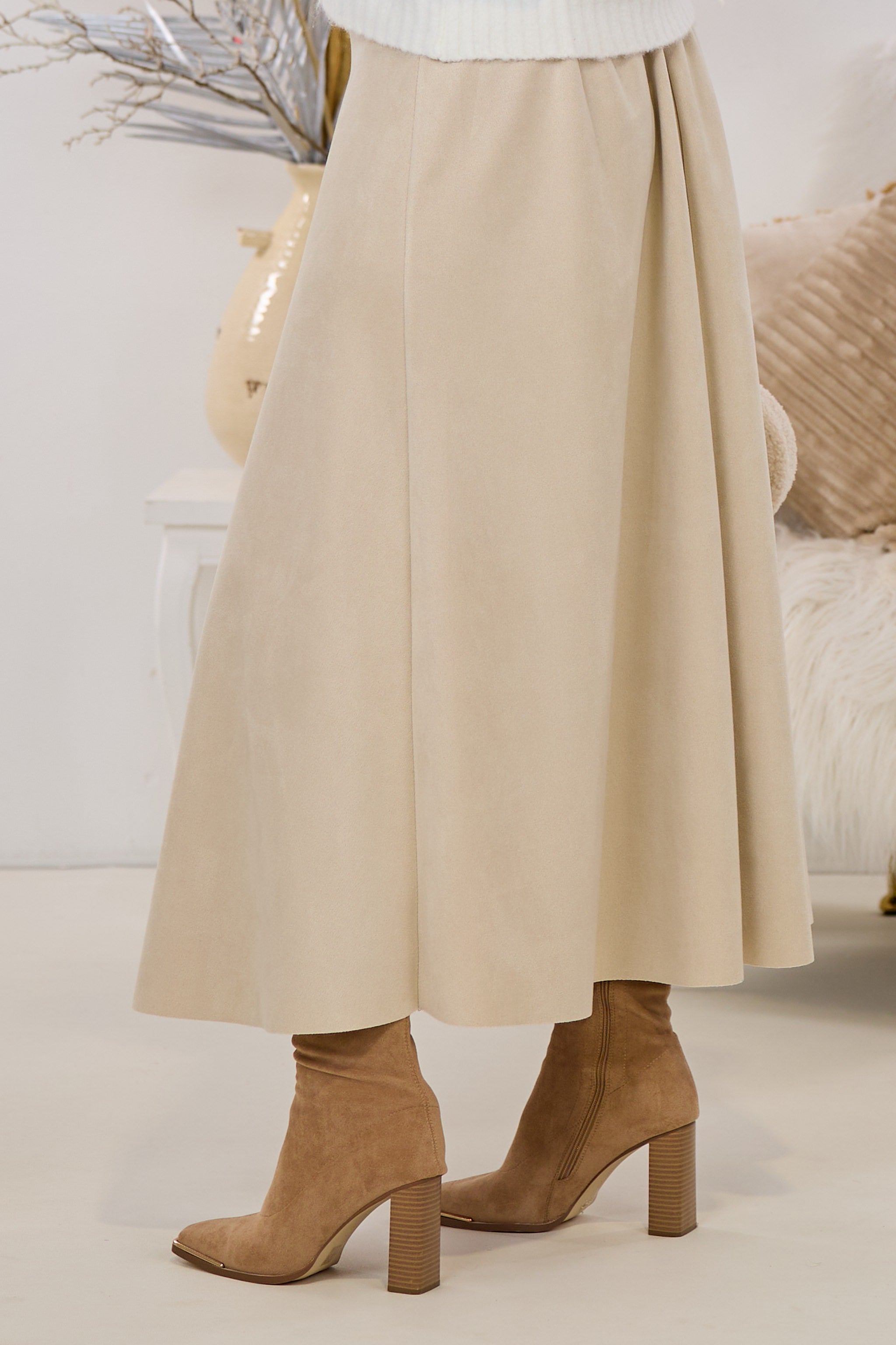 Langer Rock mit Gürtel in Veloursleder-Optik, beige