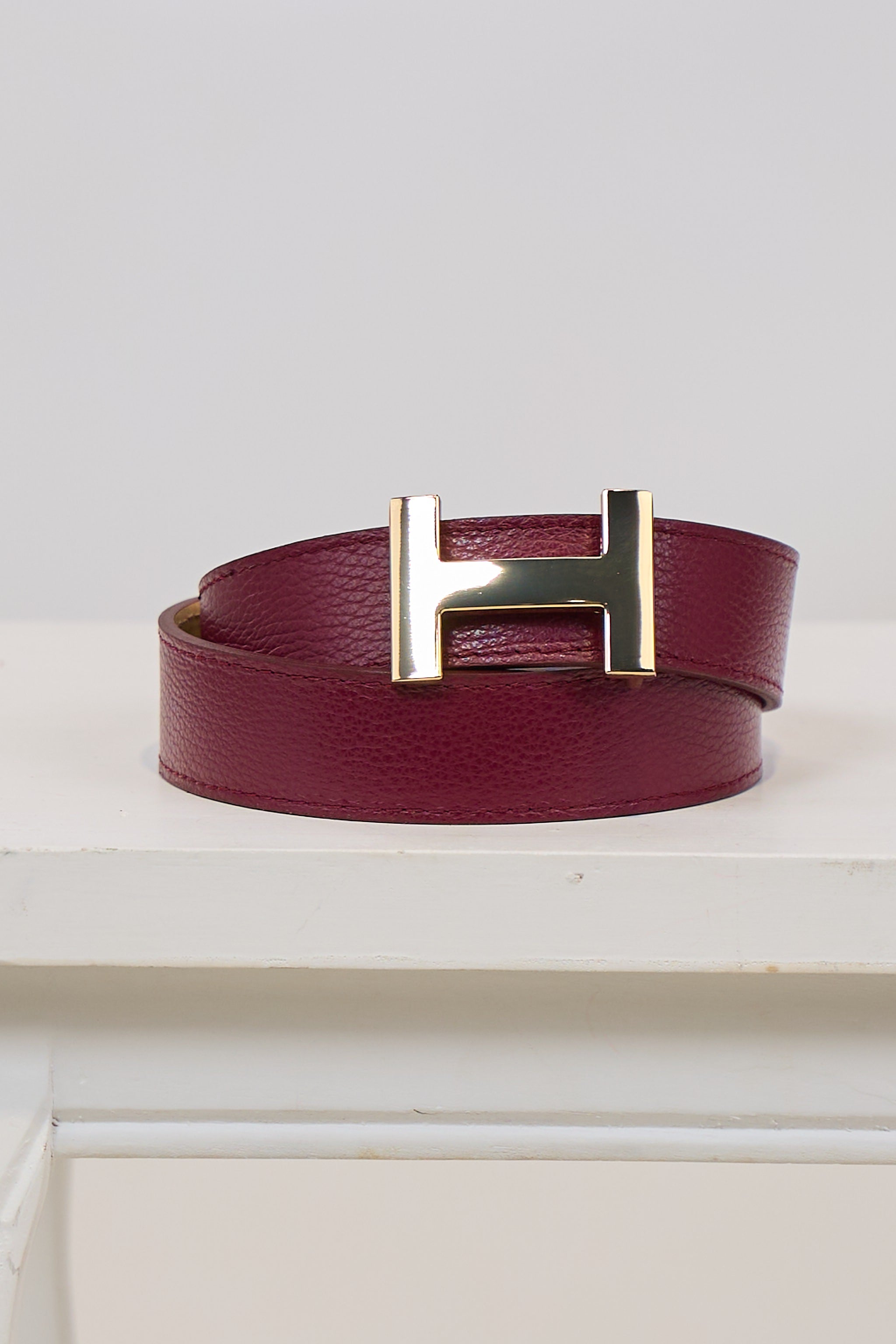 Ledergürtel mit goldfarbener Schnalle, bordeaux
