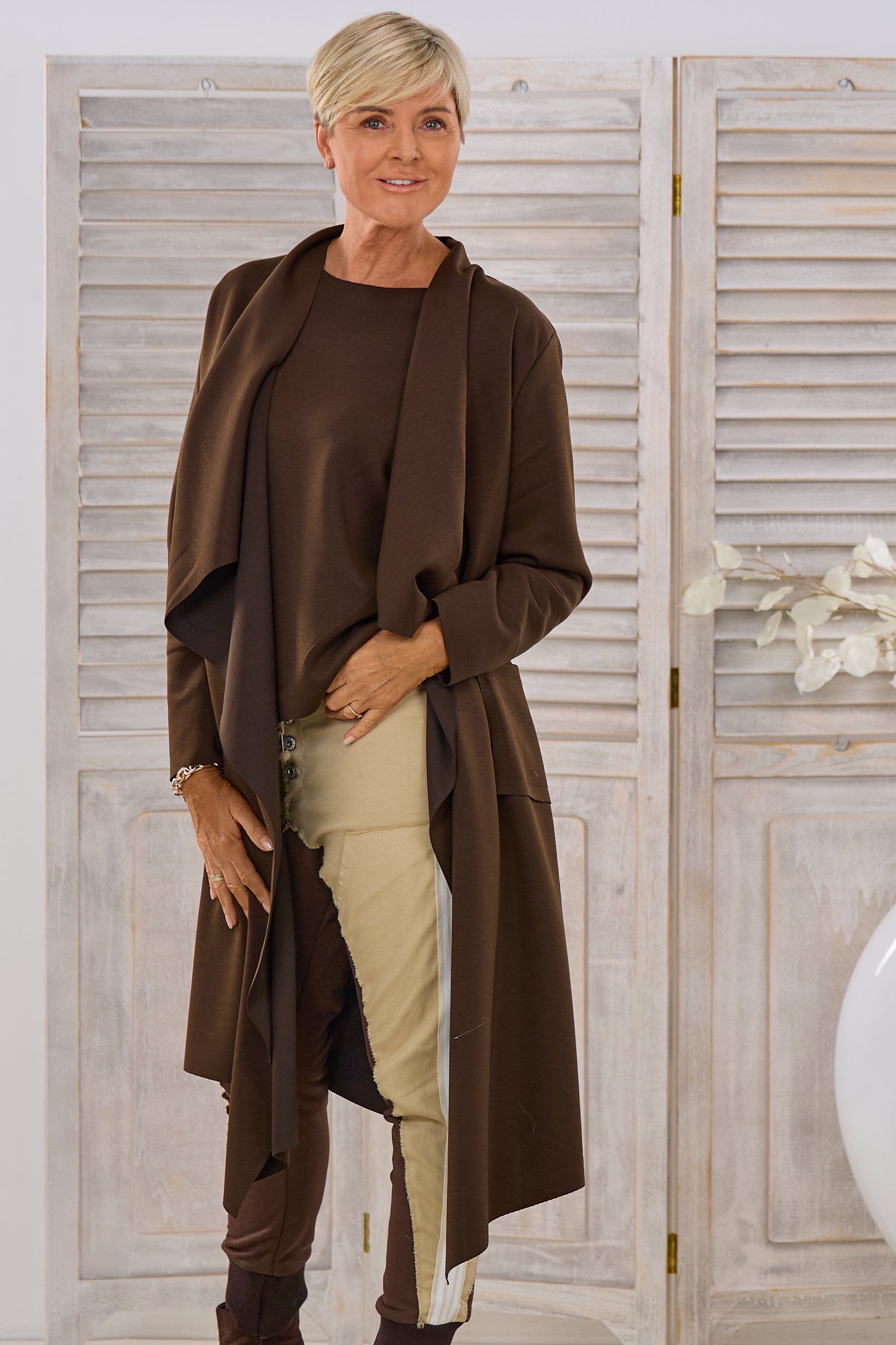 Mantel mit großem Revers und Taschen, braun