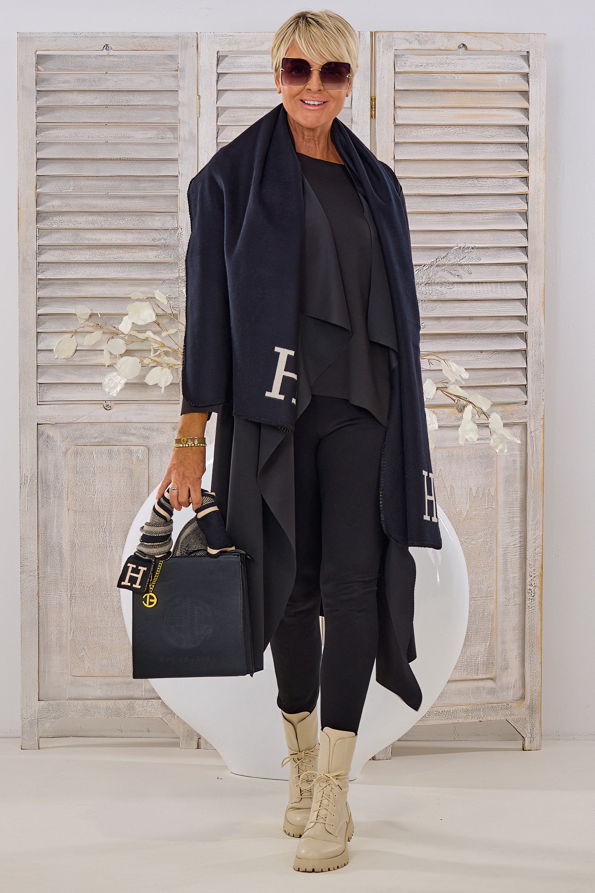 Mantel mit großem Revers und Taschen, schwarz