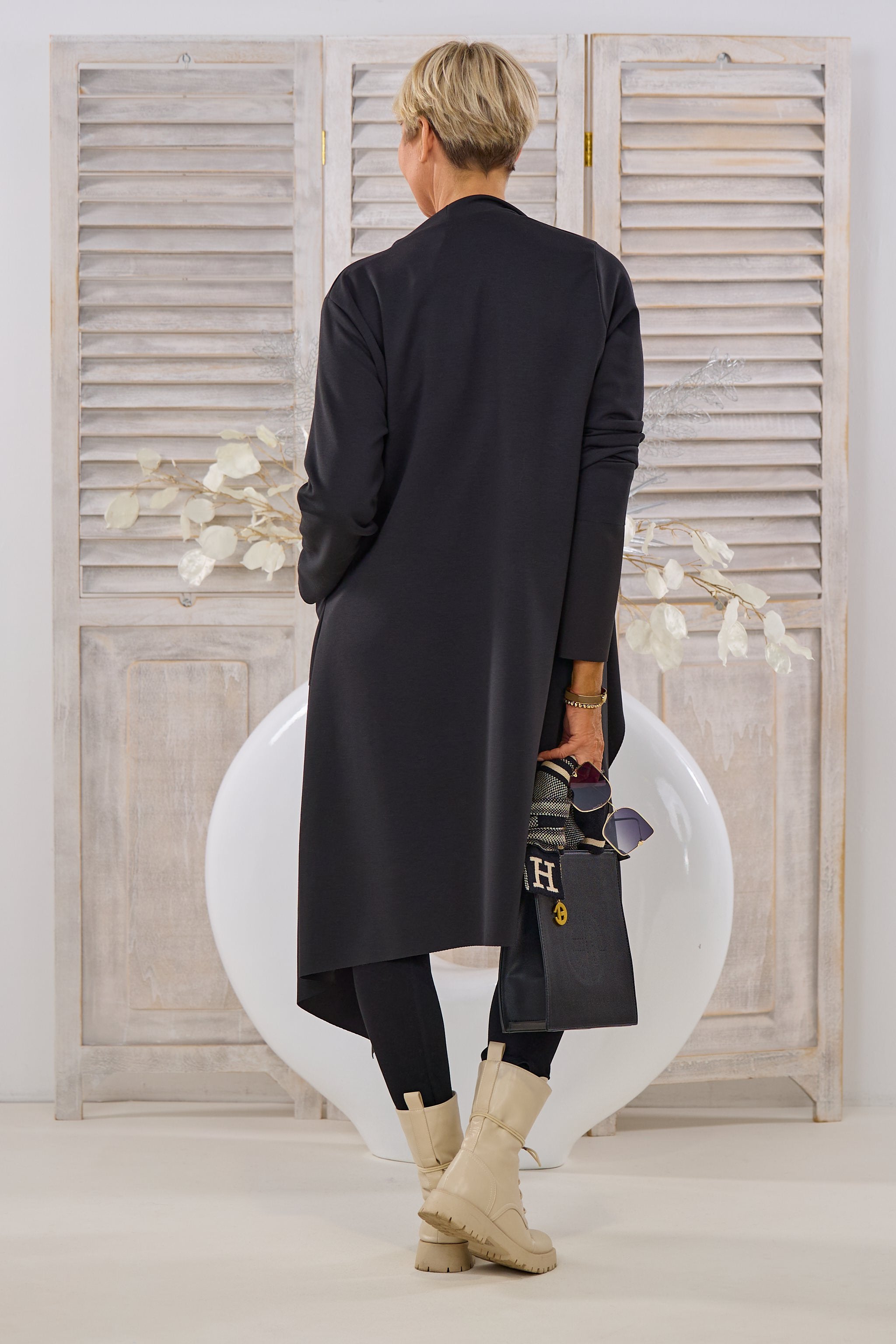 Mantel mit großem Revers und Taschen, schwarz