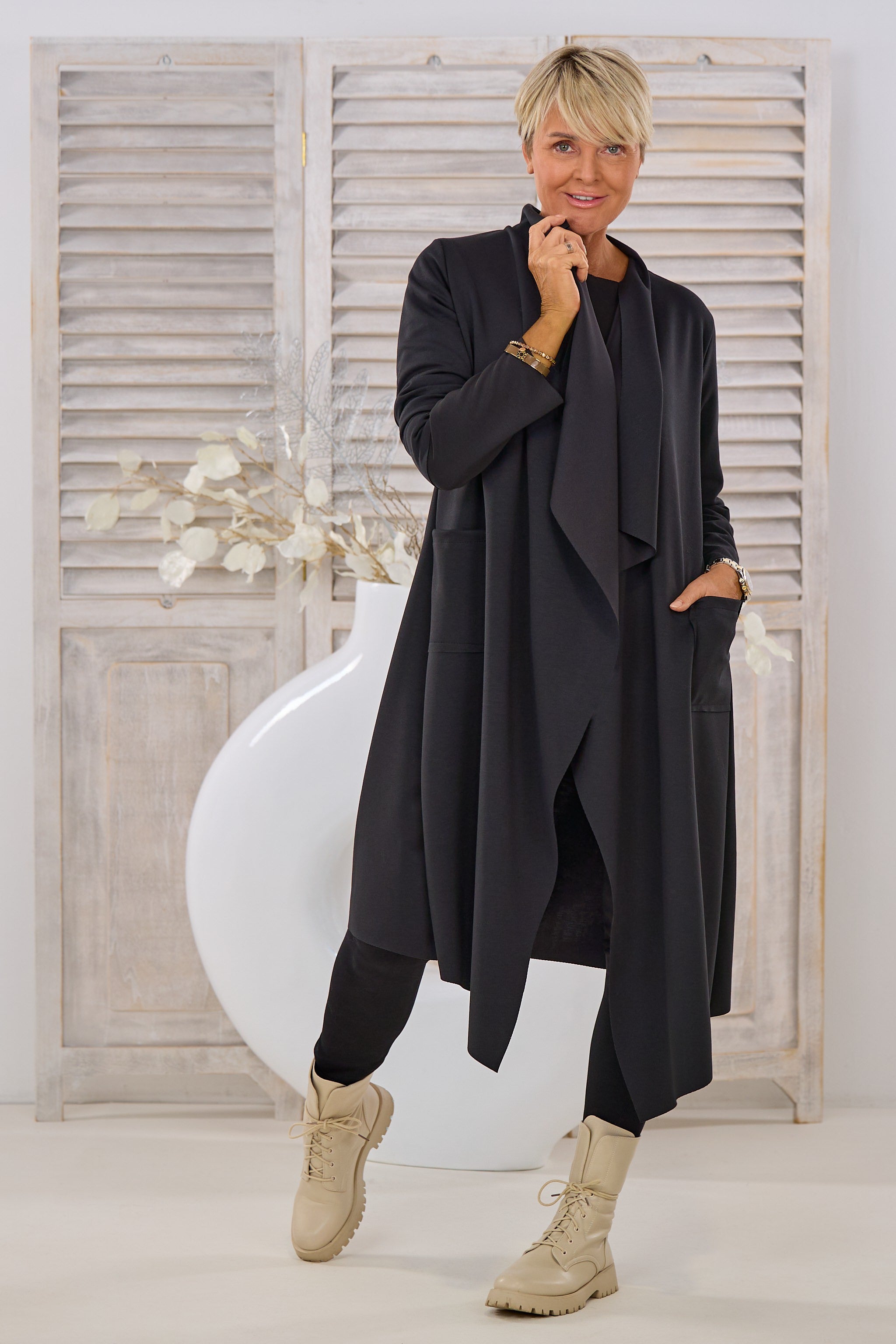 Mantel mit großem Revers und Taschen, schwarz