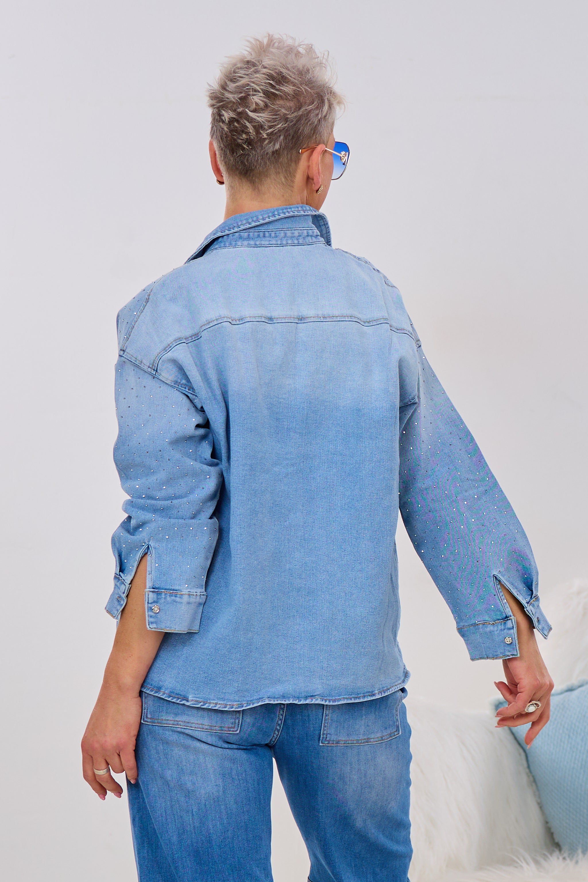 Jeanshemd mit Strasssteinchen, hell denim