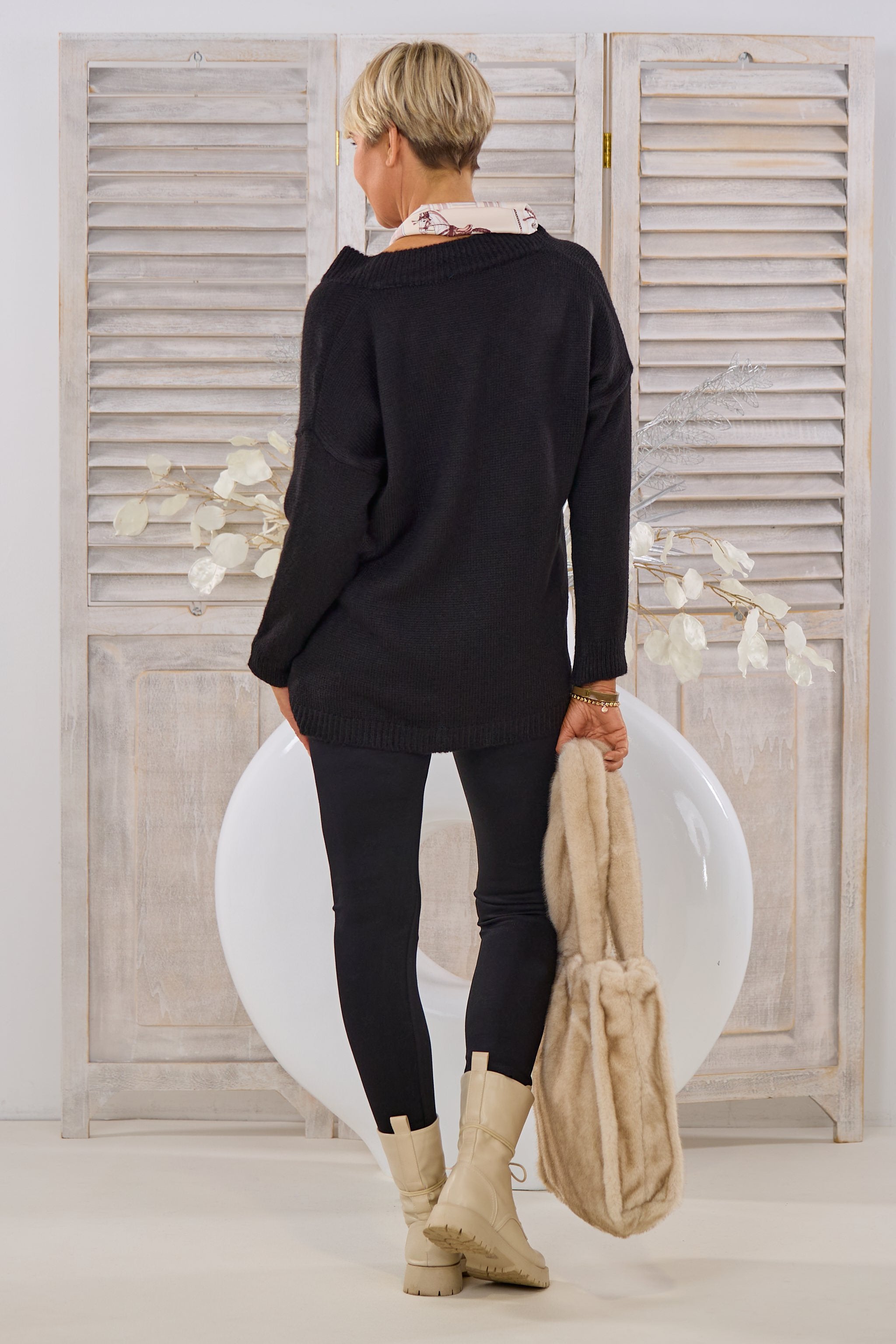 Pulli mit V-Ausschnitt und Tuch, schwarz