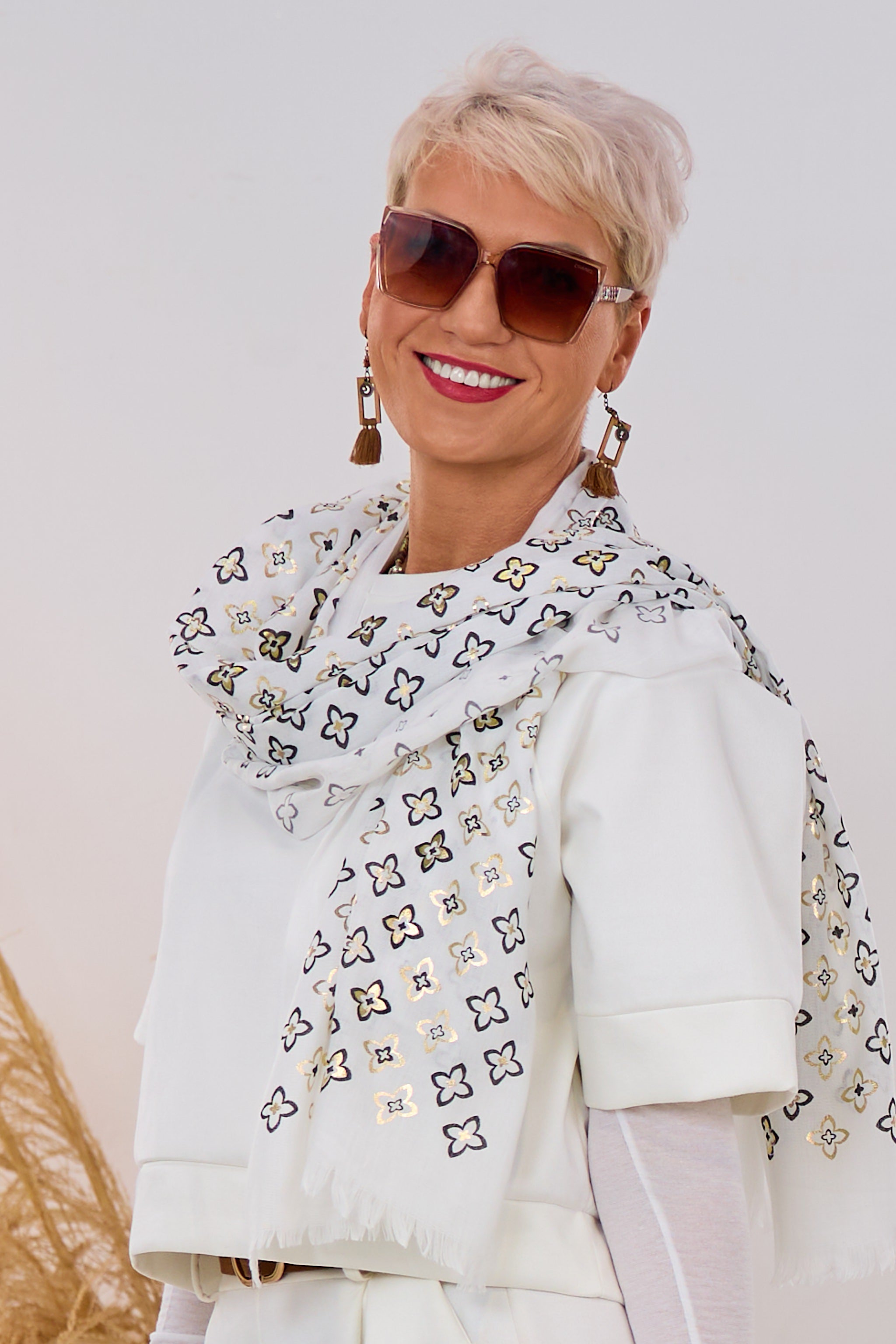 feiner Schal mit Blüten, weiß-schwarz-gold