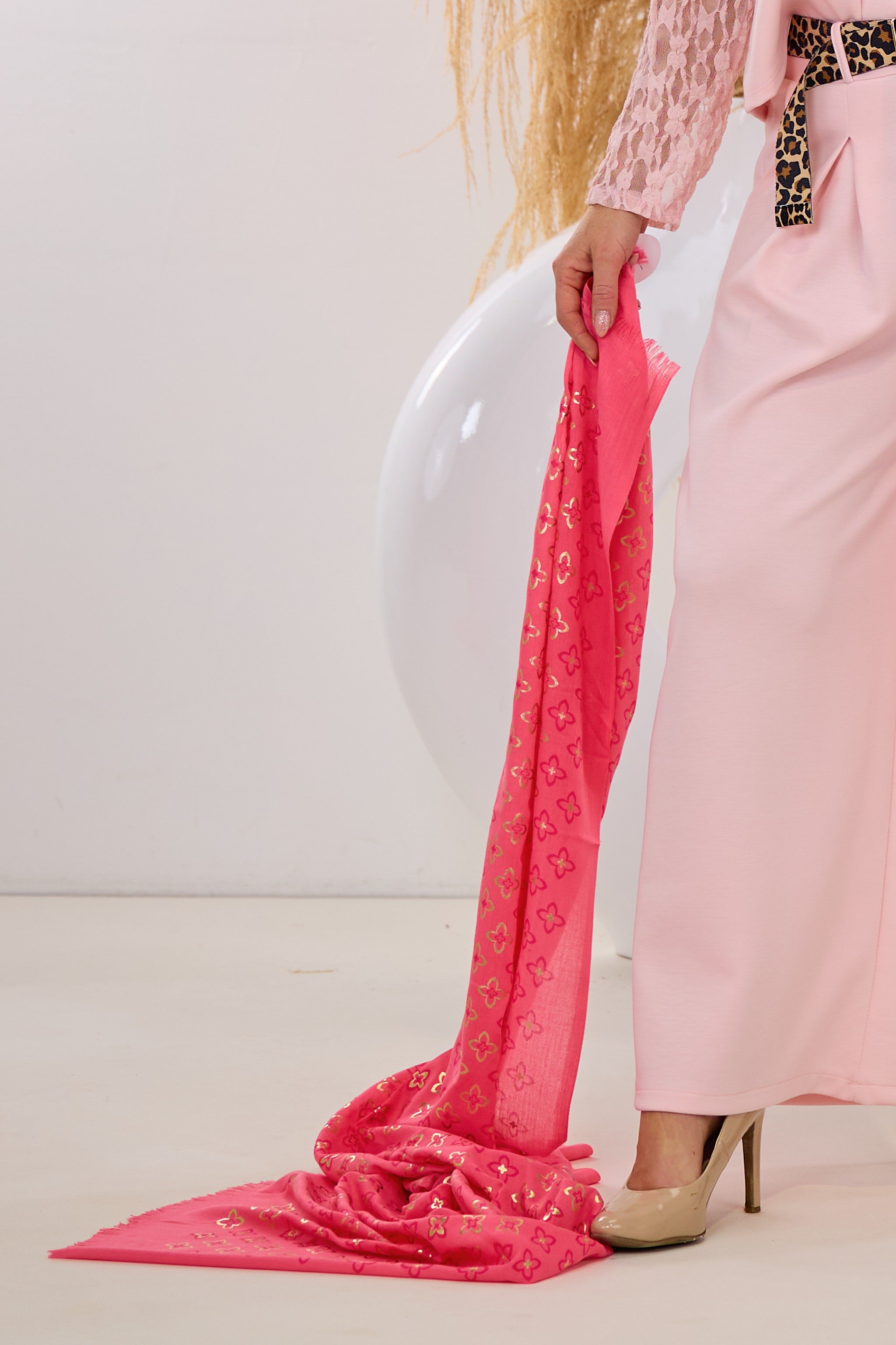 feiner Schal mit Blüten, pink-gold