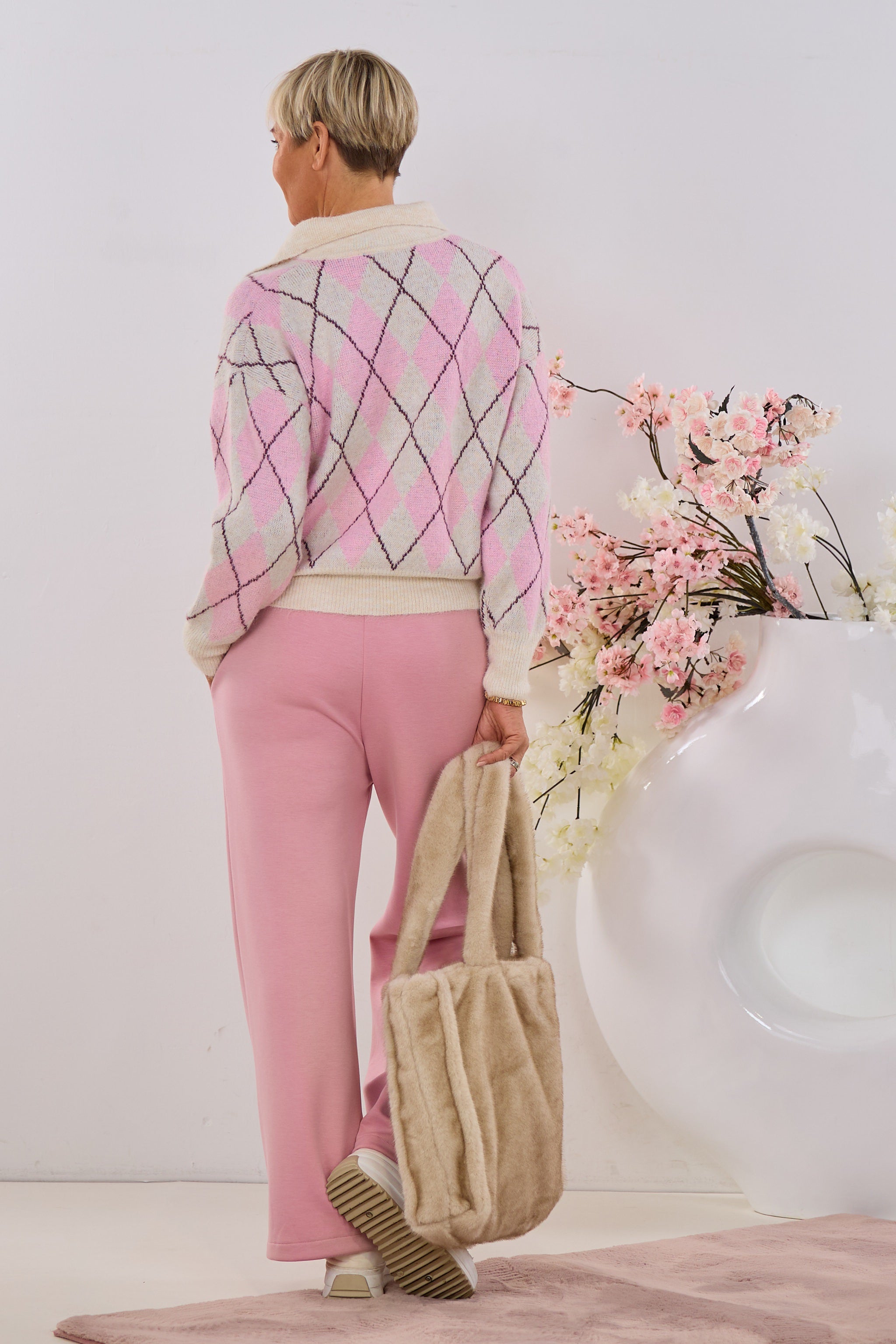 Strickpulli mit Rautenmuster und Polokragen, rosa-beige