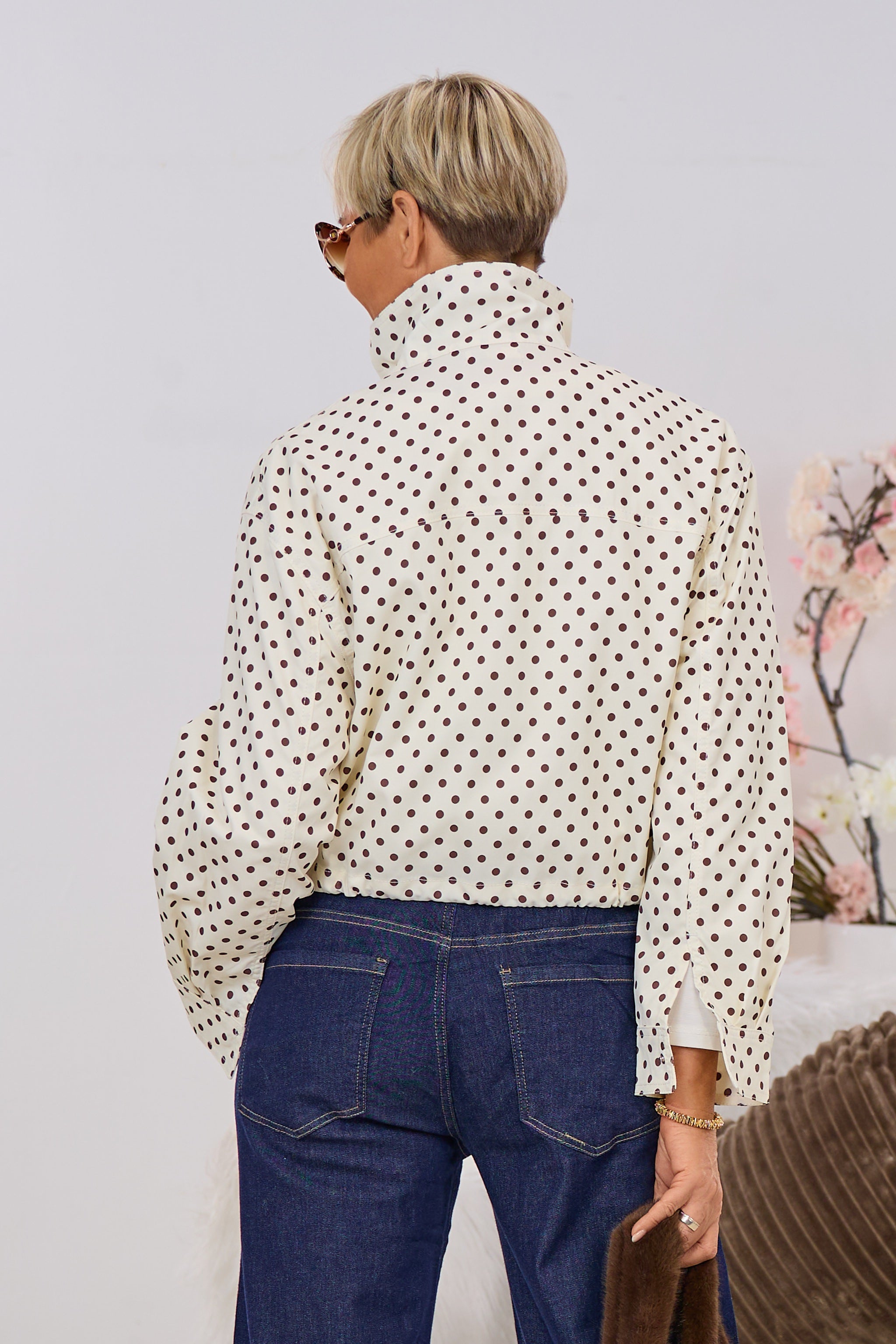 kurze Jacke mit Punkten, ecru-braun