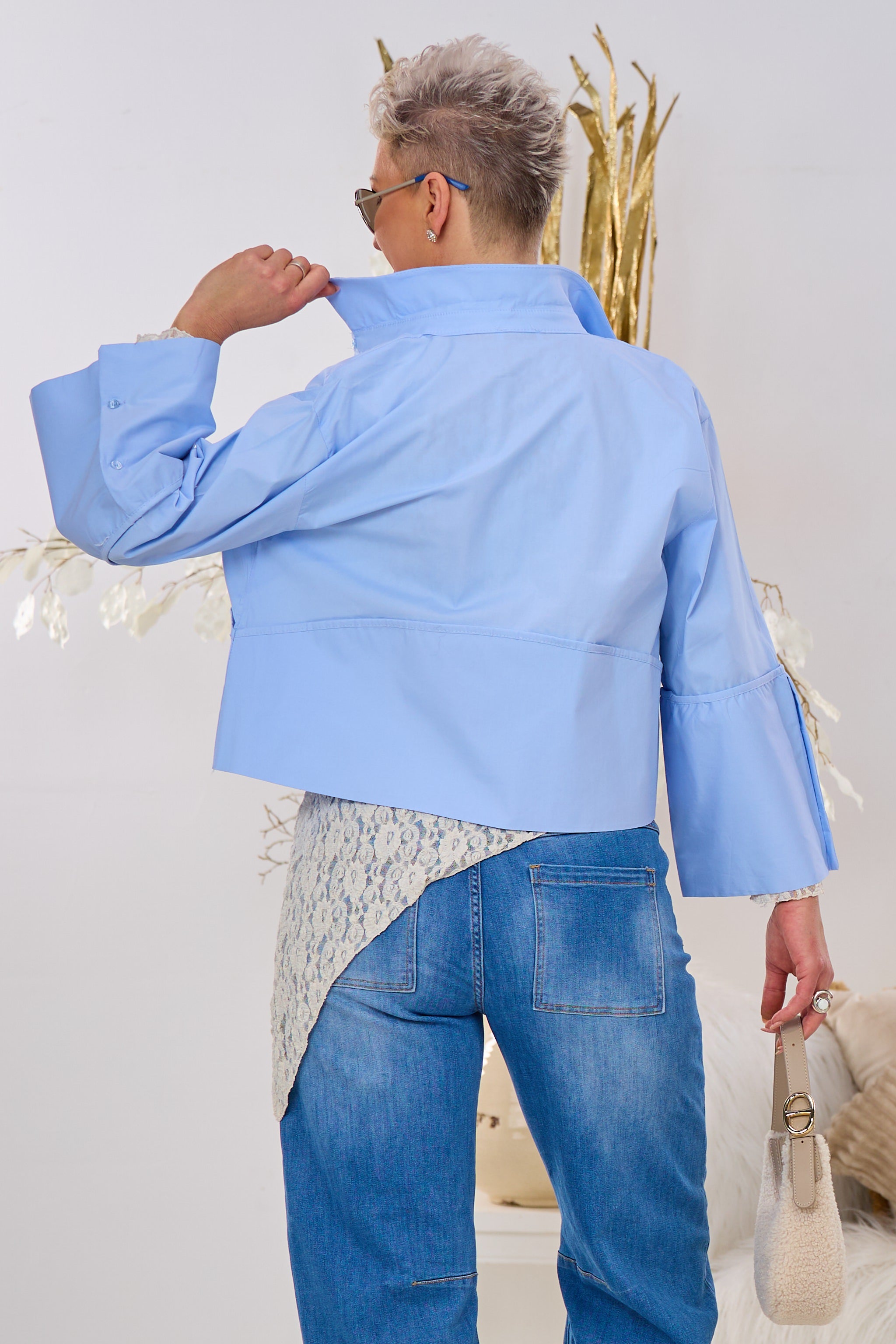 Cropped Bluse mit breitem Umschlag, hellblau