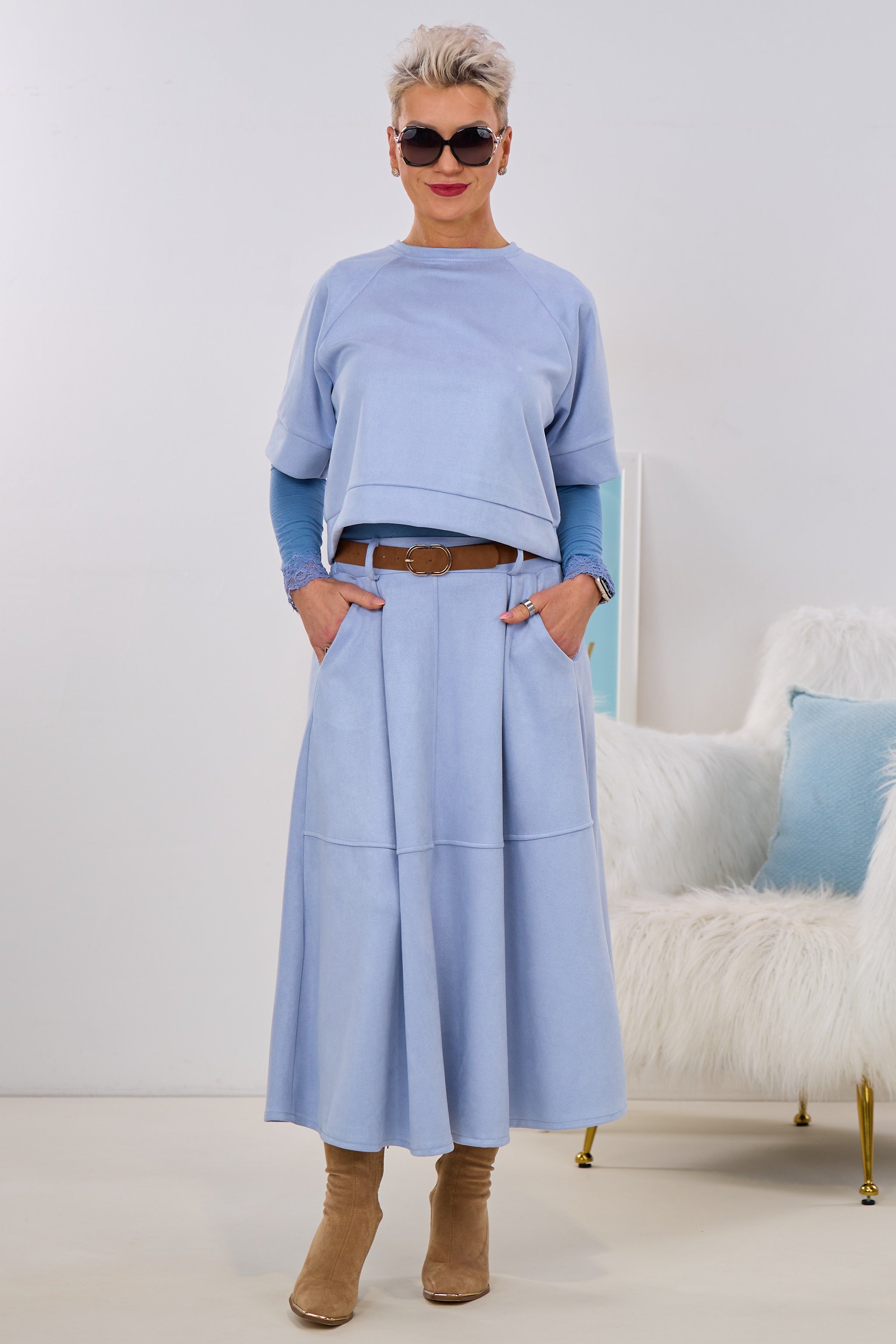 Glockiger Rock in Velour-Optik, hellblau