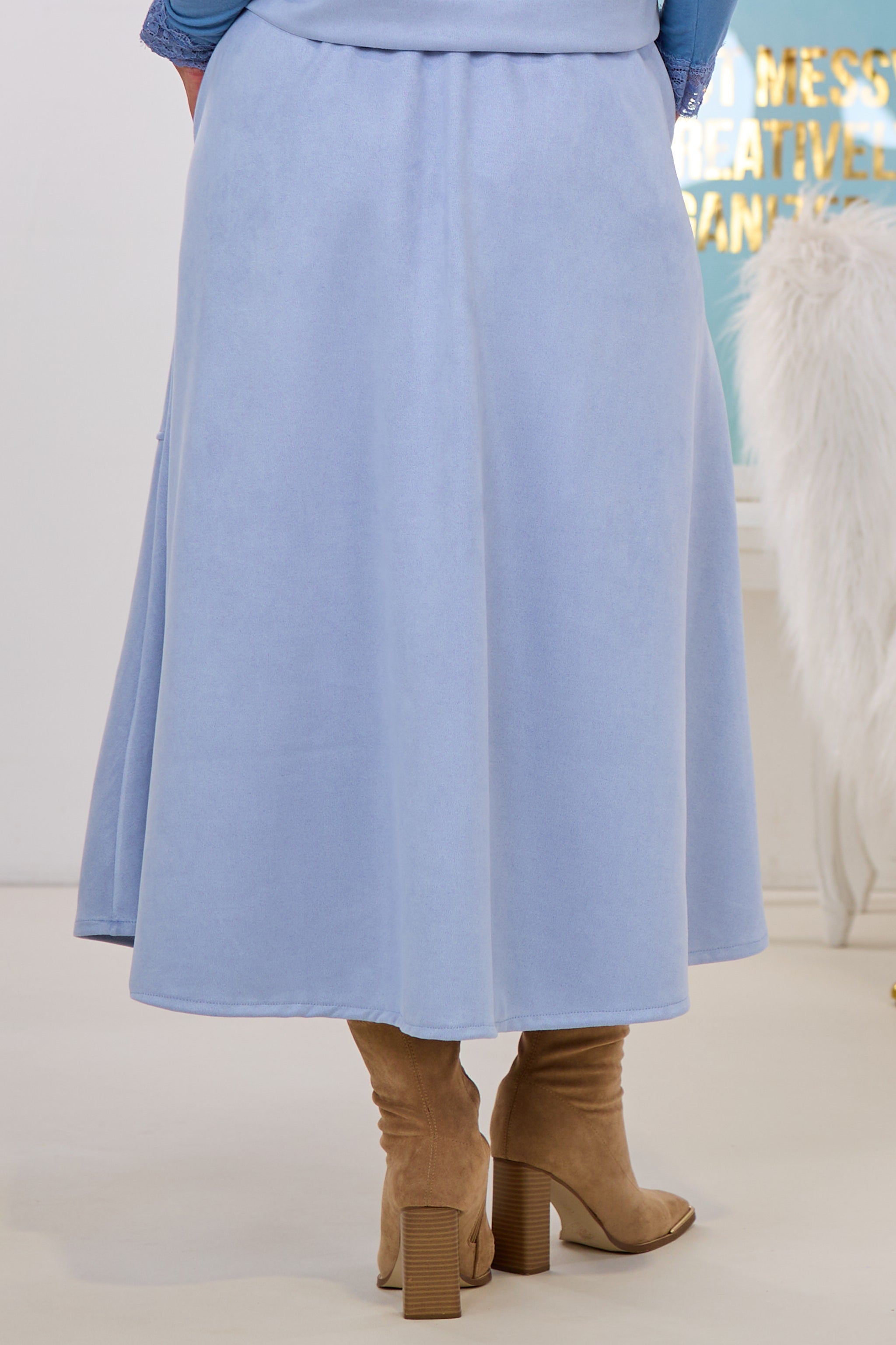 Glockiger Rock in Velour-Optik, hellblau