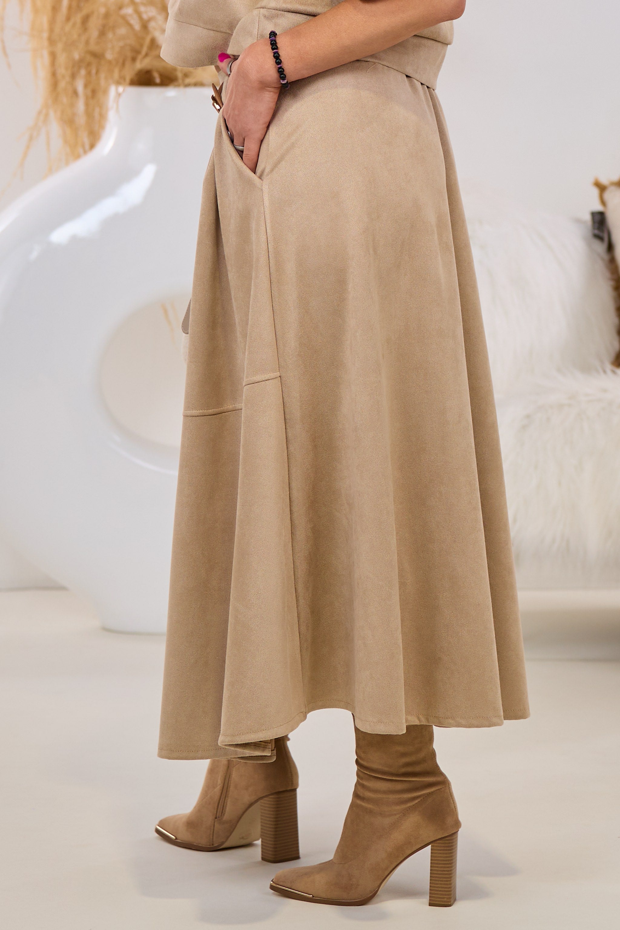 Glockiger Rock in Velour-Optik, hellbraun