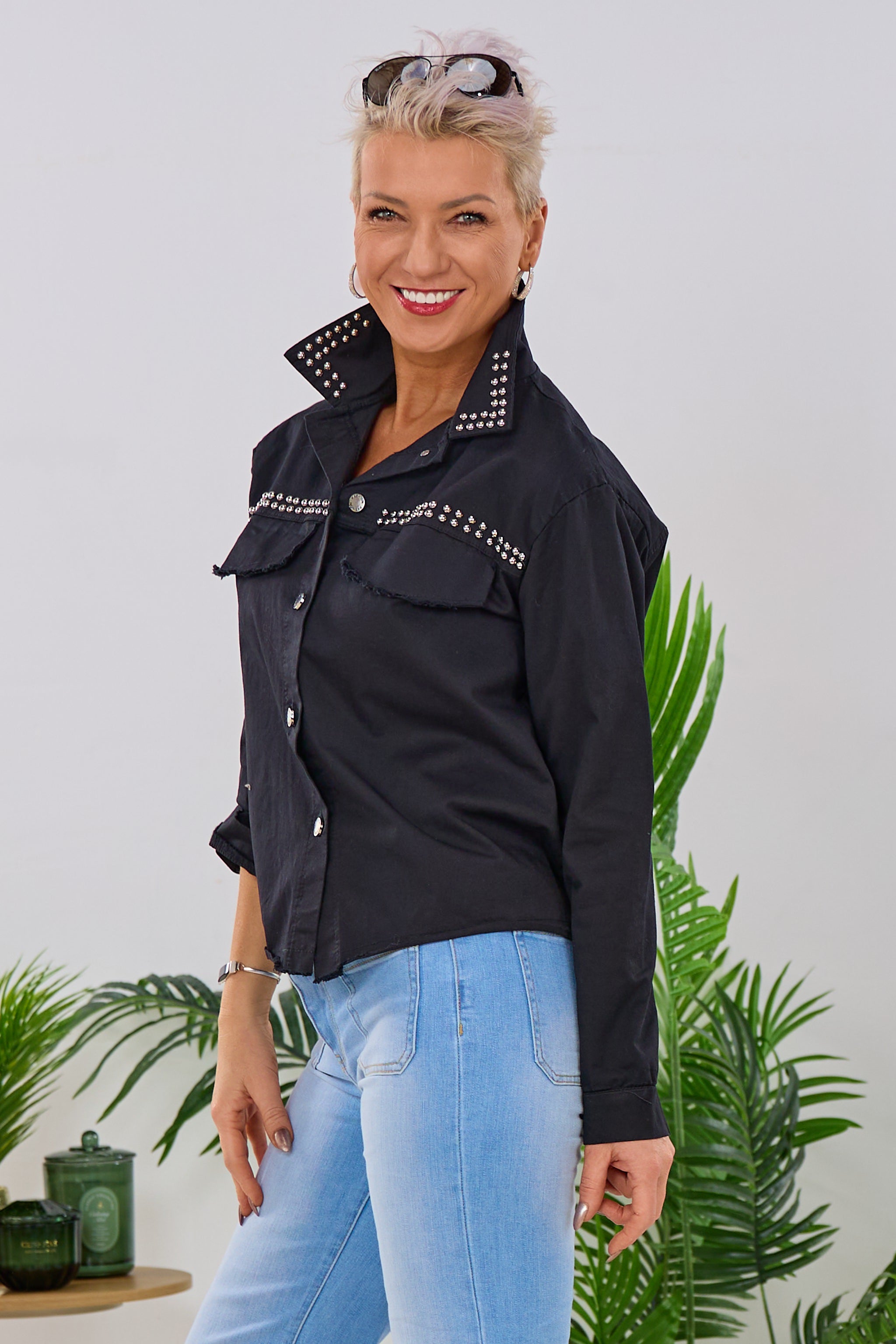 Hemdbluse mit Nieten, schwarz-silber