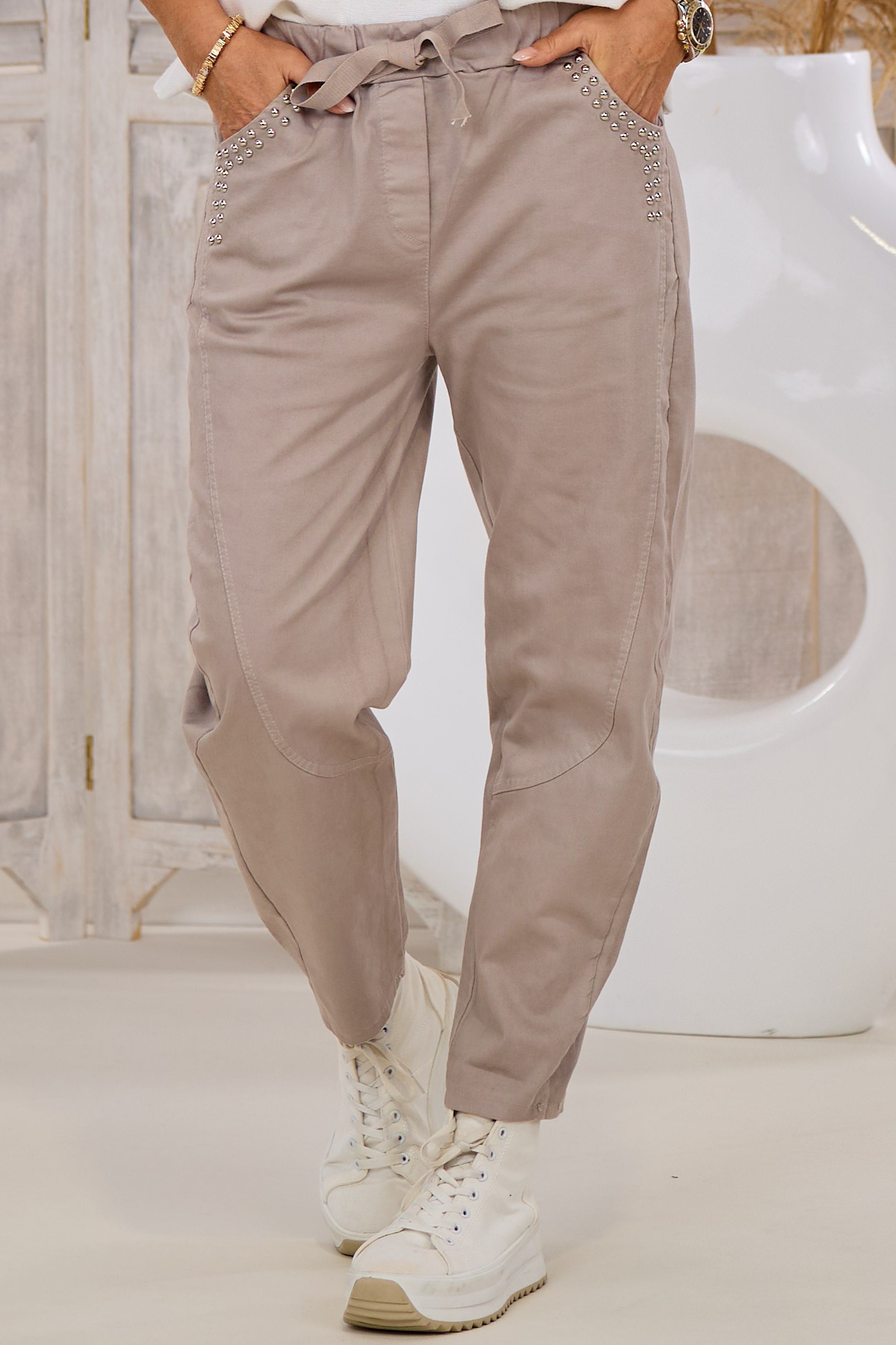 Hose mit elastischem Bund und Nieten, taupe-silber