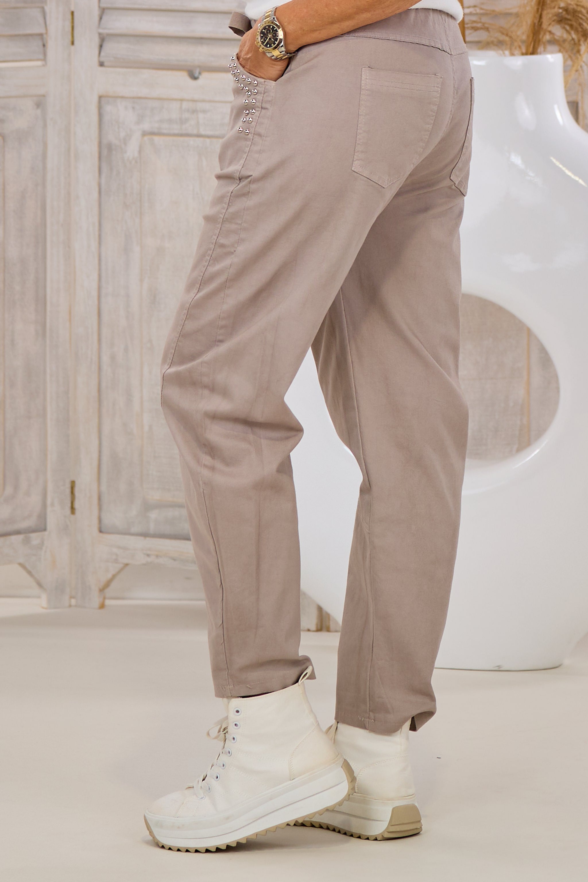 Hose mit elastischem Bund und Nieten, taupe-silber