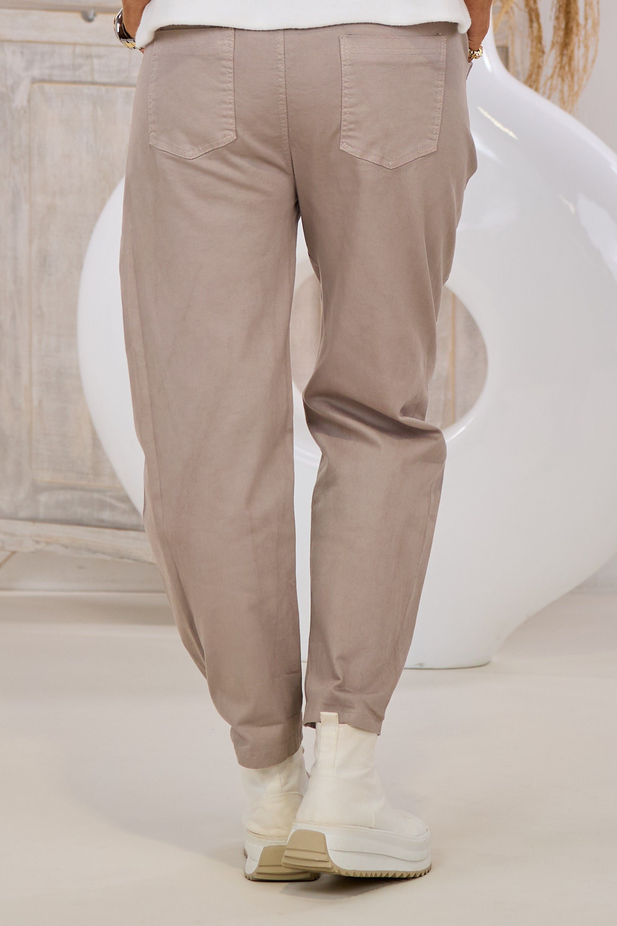 Hose mit elastischem Bund und Nieten, taupe-silber