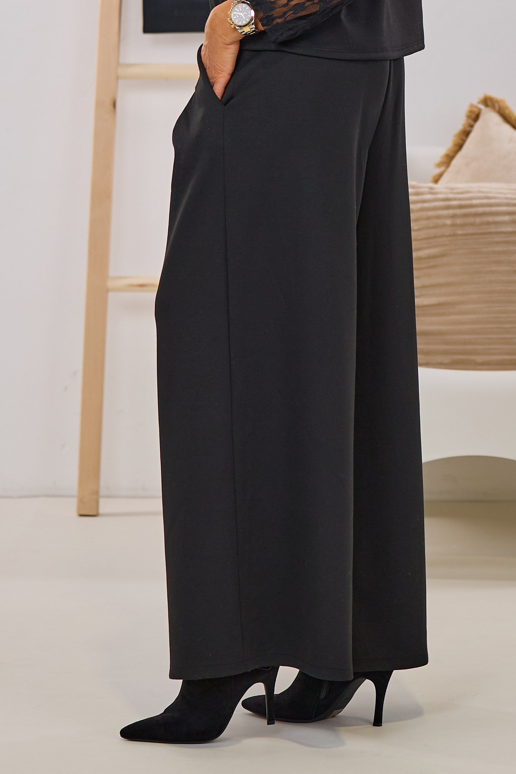 Cozy Hose mit weiten Kellerfalten, schwarz