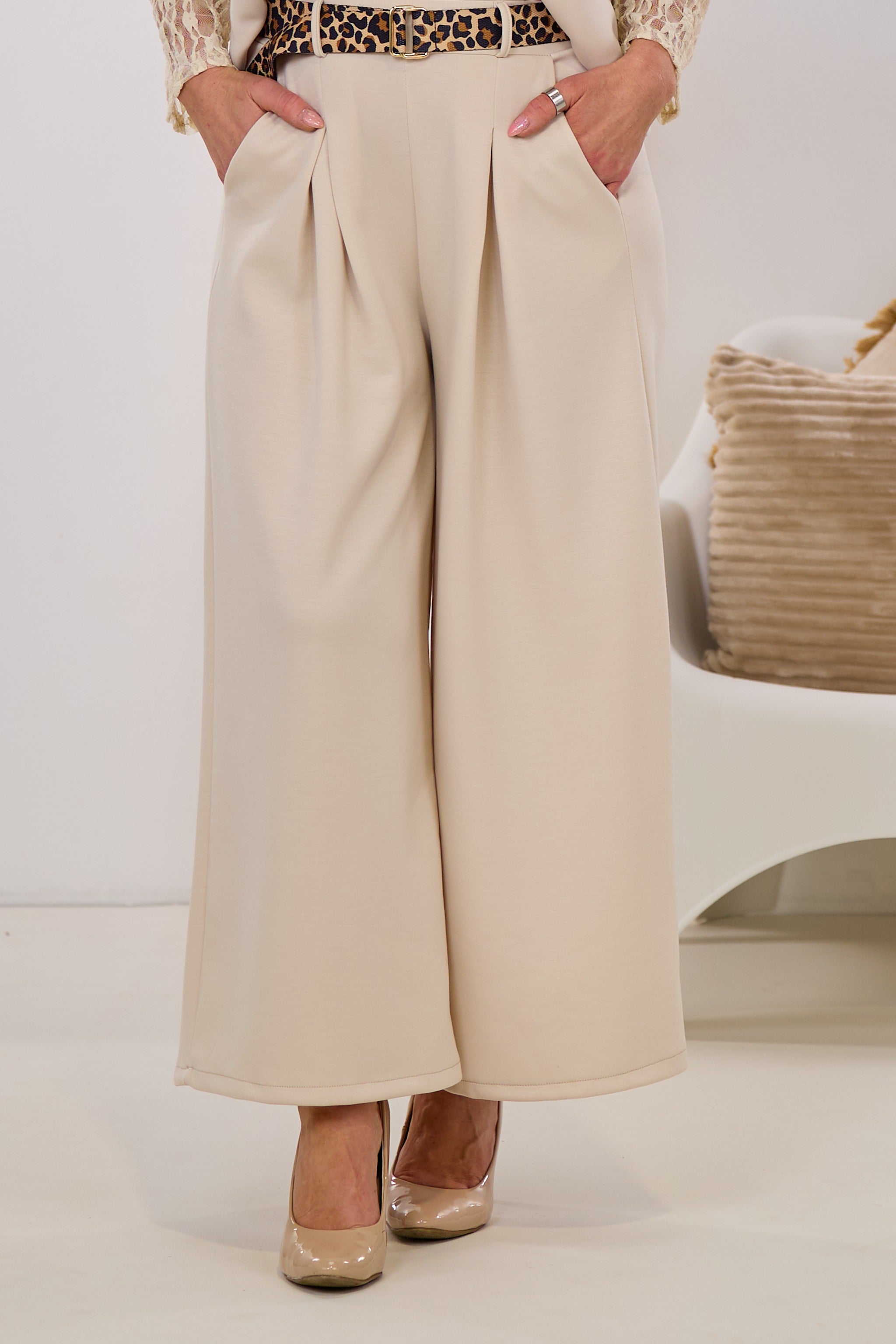 Cozy Hose mit weiten Kellerfalten, beige