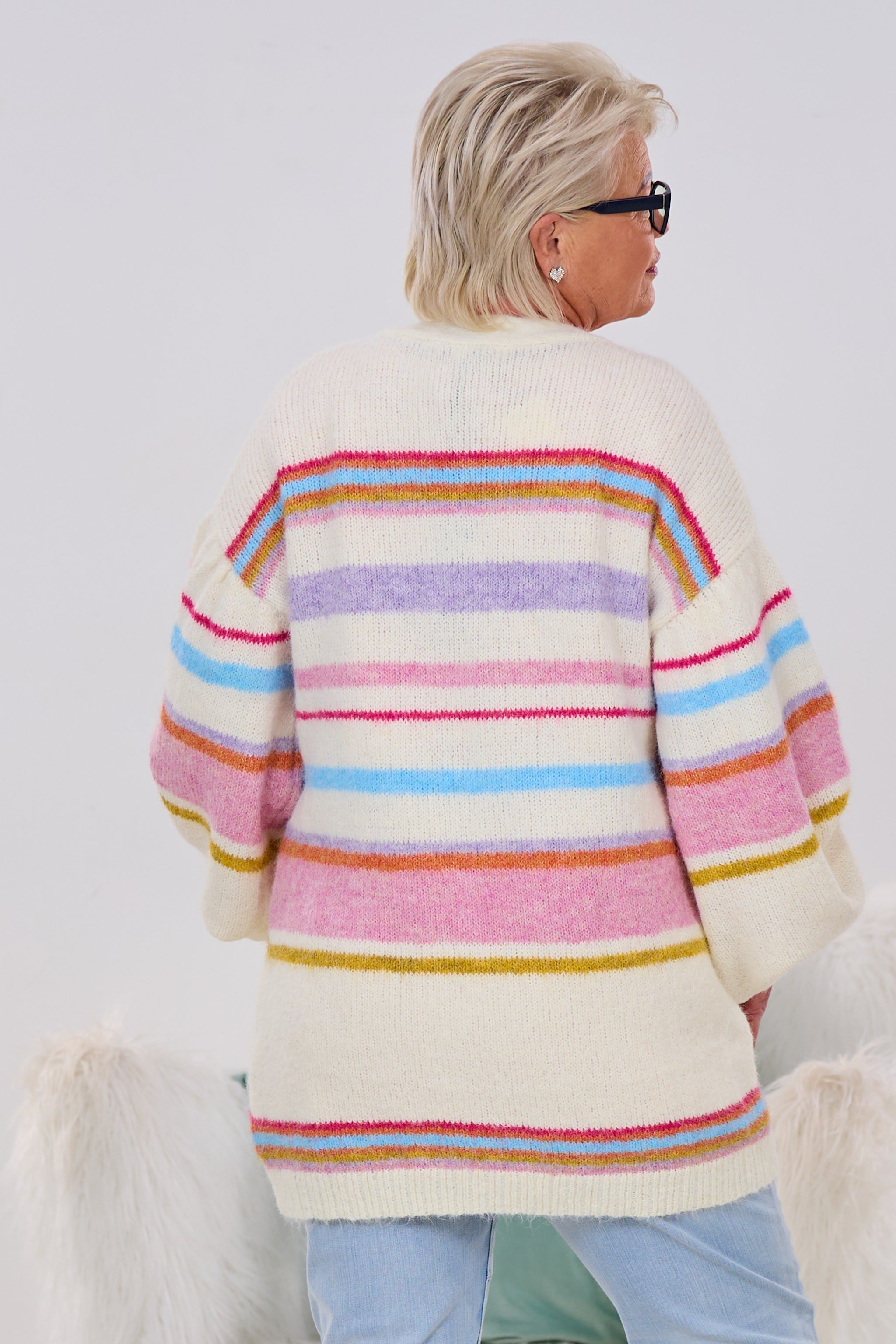 Cardigan mit bunter Blüte, ecru-bunt-gestreift