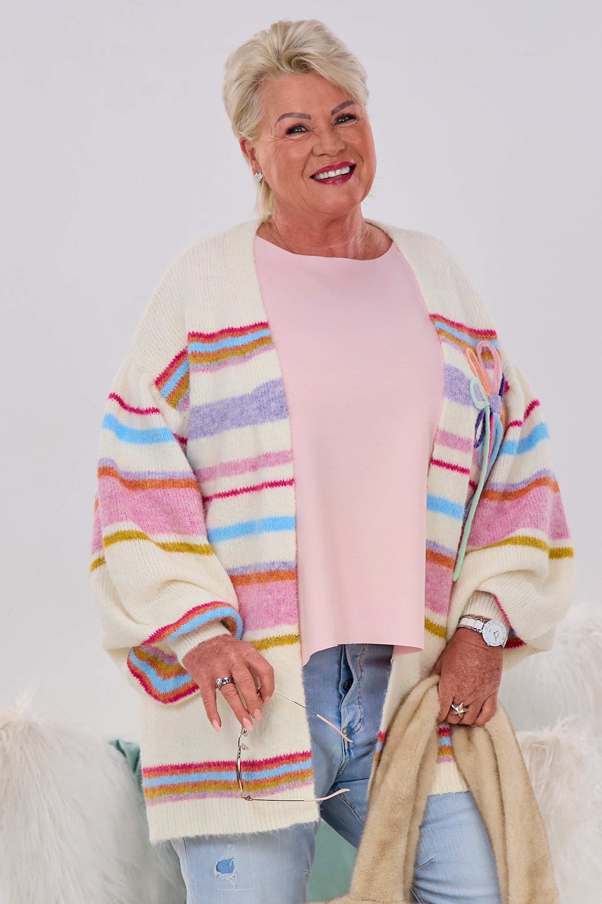 Cardigan mit bunter Blüte, ecru-bunt-gestreift