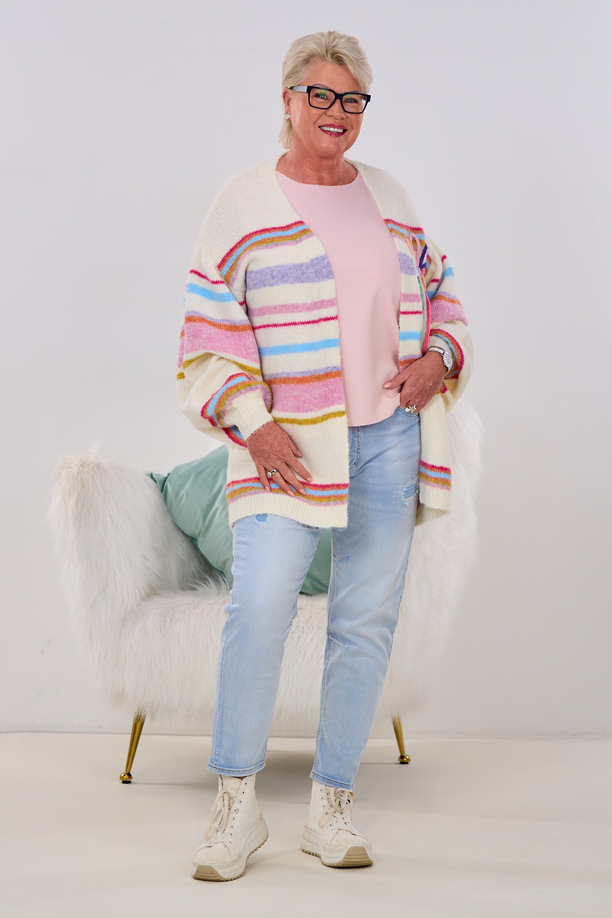 Cardigan mit bunter Blüte, ecru-bunt-gestreift