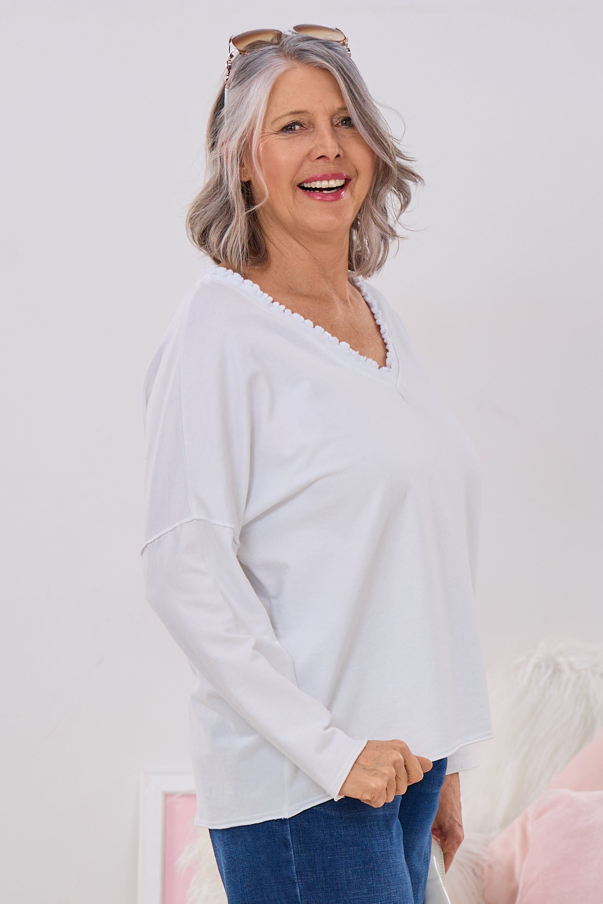 Longsleeve mit süßem V-Ausschnitt, weiß