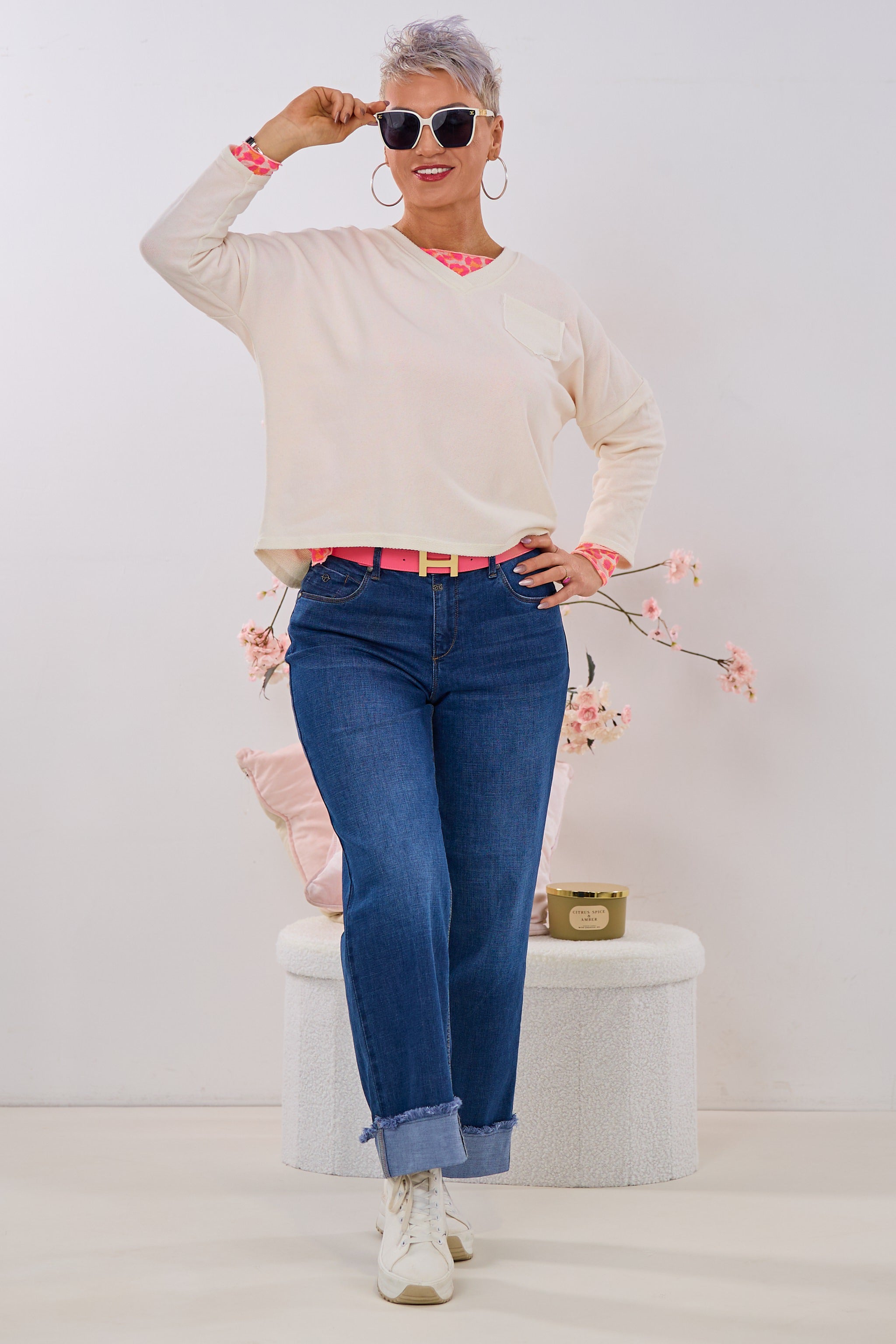 Lightweight sweat shirt with small pocket, cream